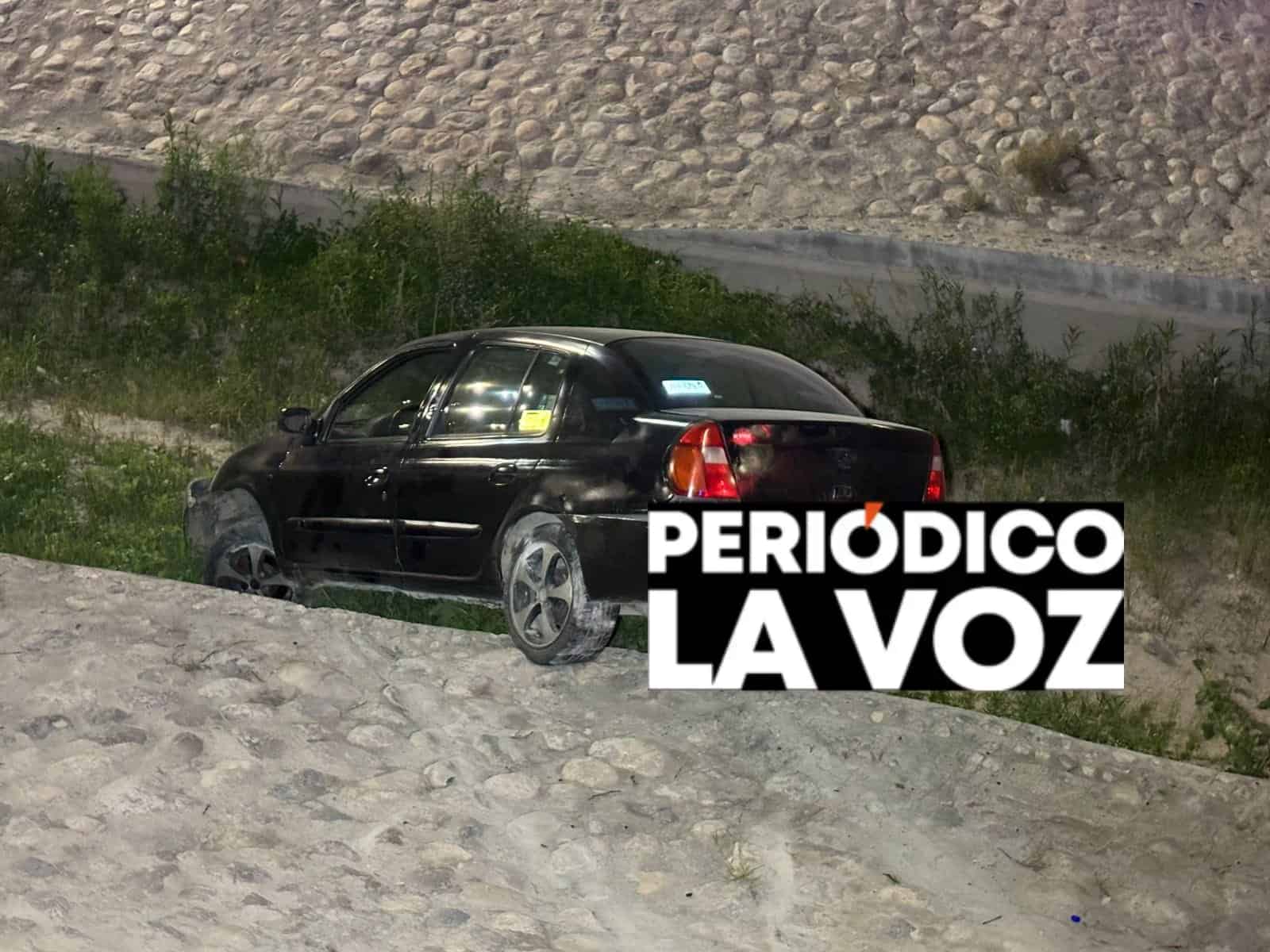 Se mete al r&iacute;o...con todo y auto