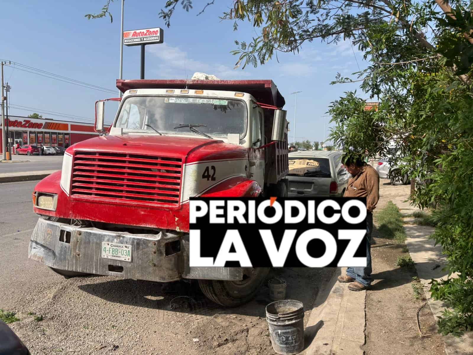 Se desmaya al volante y  hace &acute;chuza&acute; con dompe