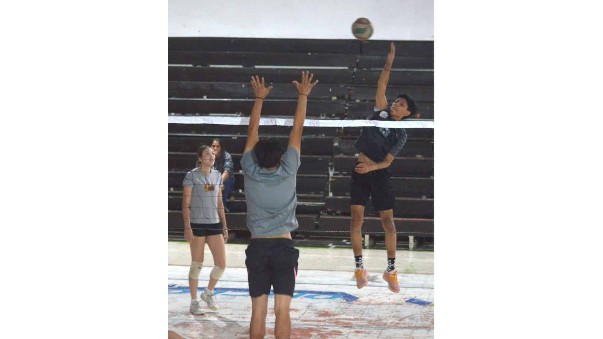Jaguares vence a La Joyita en emocionante partido de voleibol