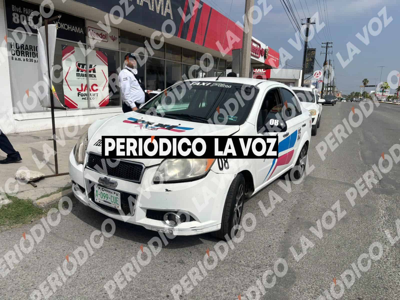 &acute;Frunce&acute; taxista  auto en choque