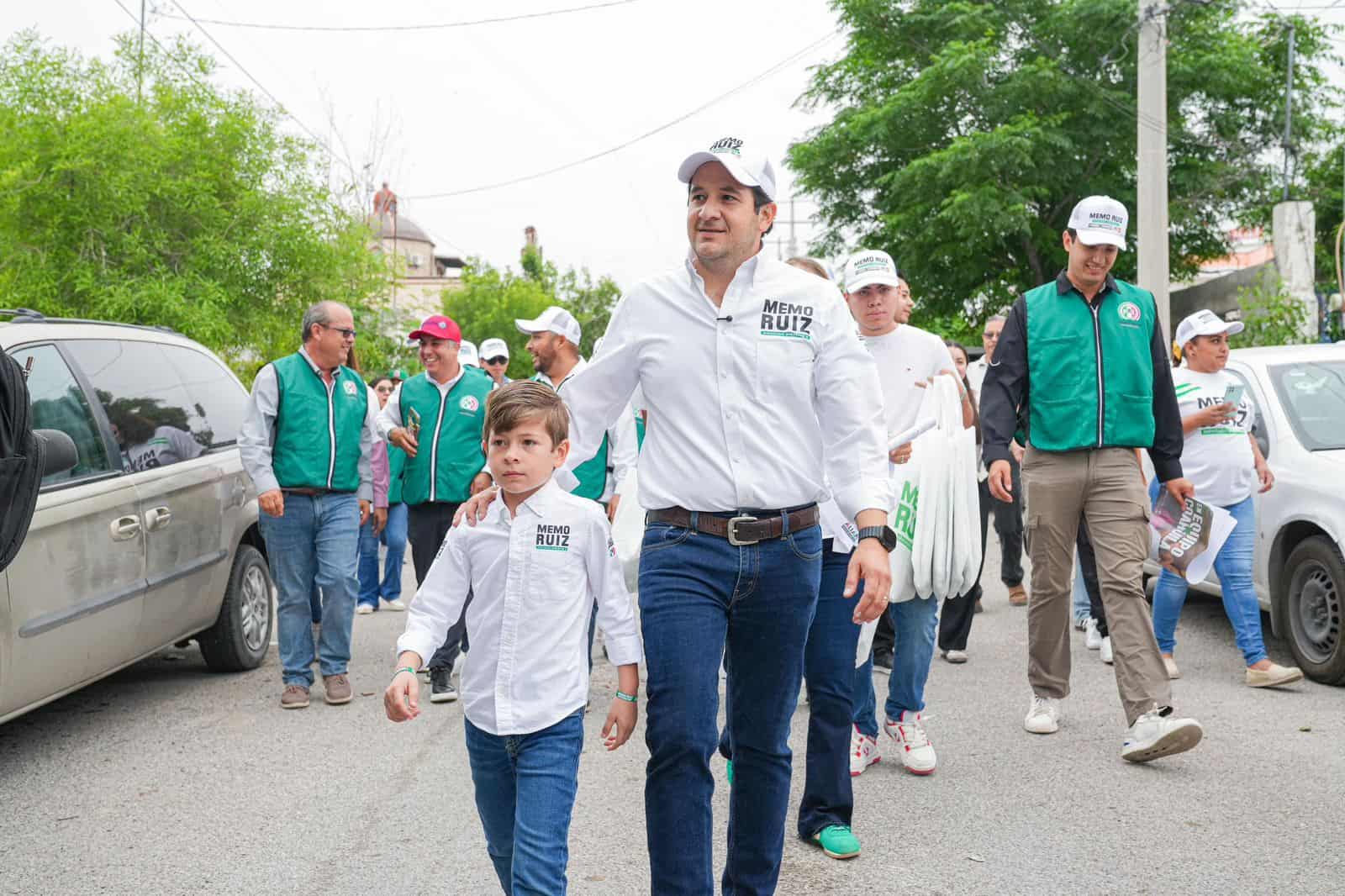 En familia y cerca de la gente: Memo Ruiz recorre la colonia Acoros
