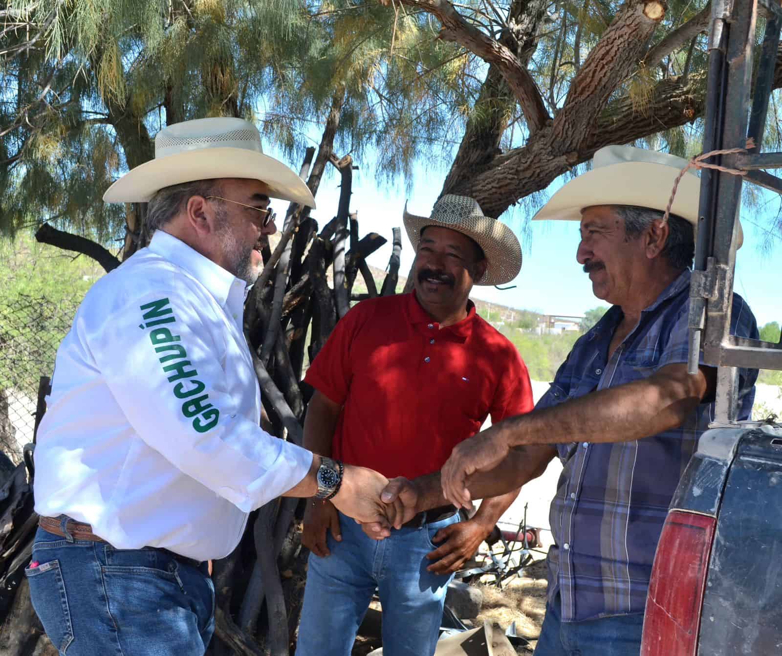 H&eacute;ctor Miguel Garc&iacute;a Falc&oacute;n visita Ocampo y apoya a familias del campo