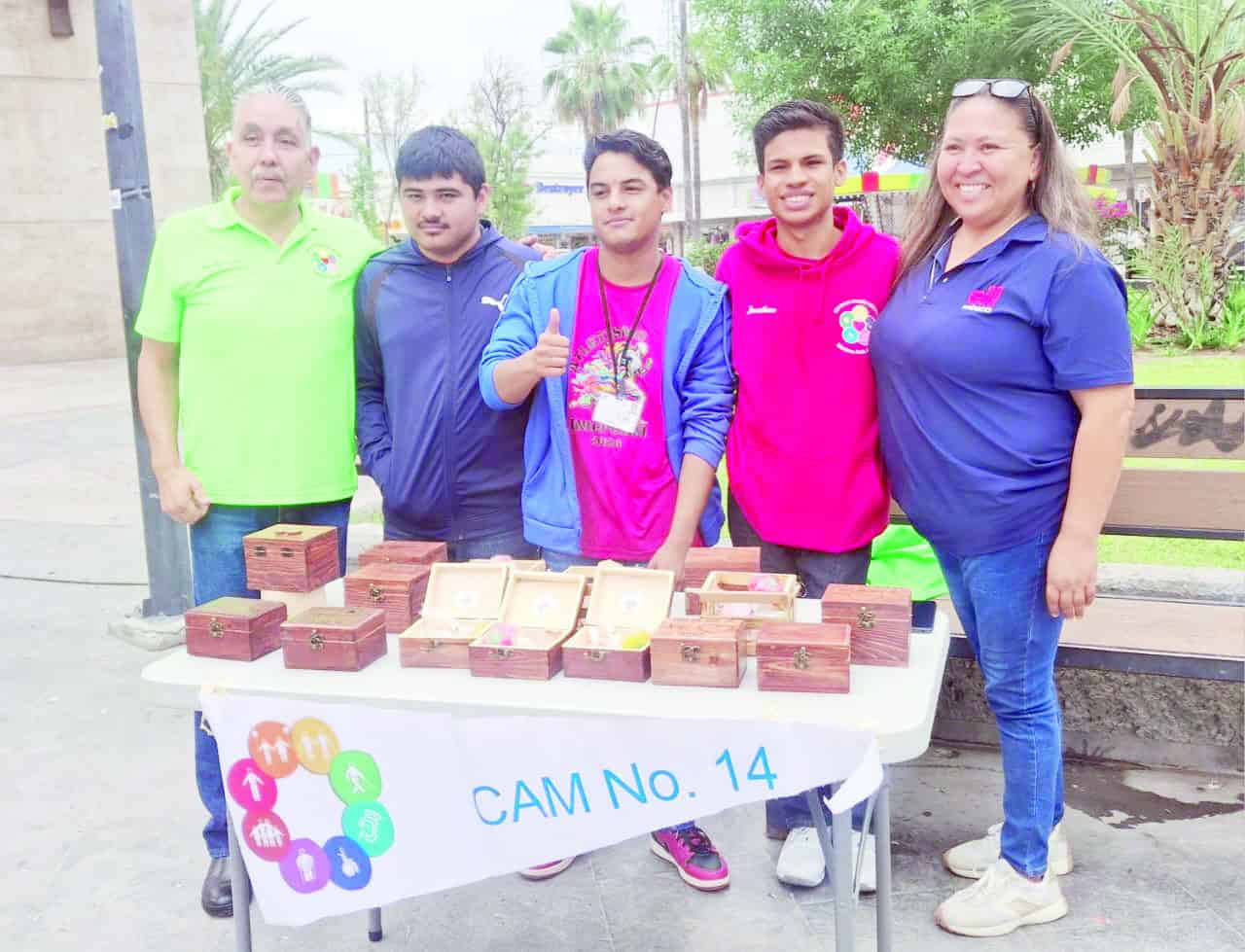 Alumnos del CAM 14 realizan venta especial en Monclova: D&iacute;a de las Madres