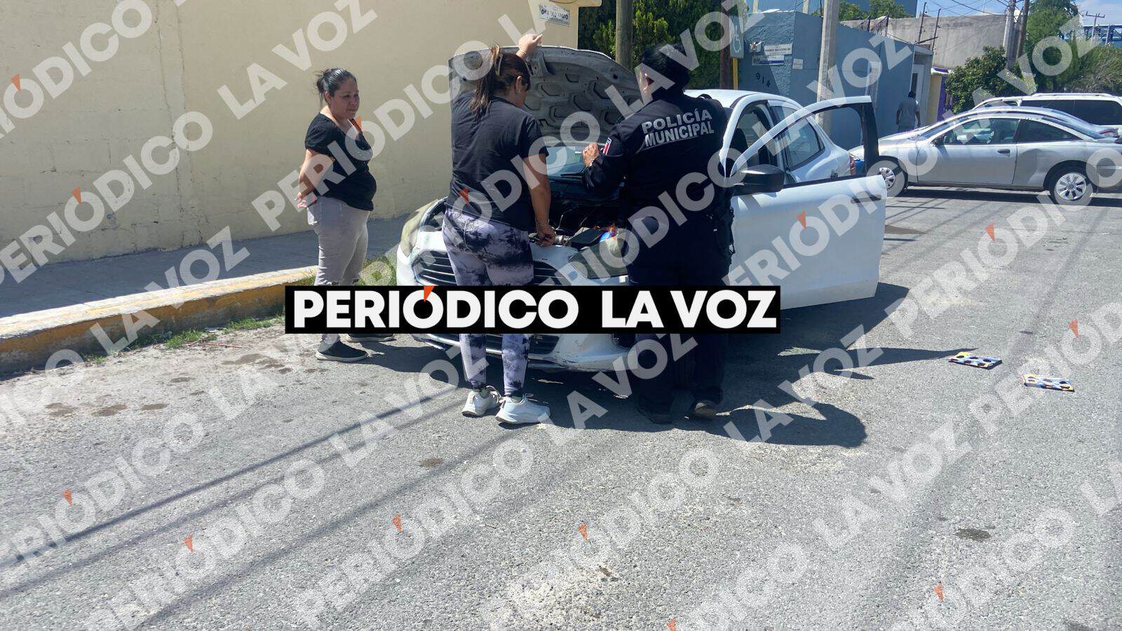 Polic&iacute;a de Monclova ayuda a conductora con falla mec&aacute;nica