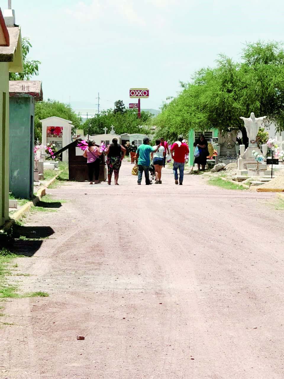 Flores y nostalgia llenan el Pante&oacute;n Guadalupe