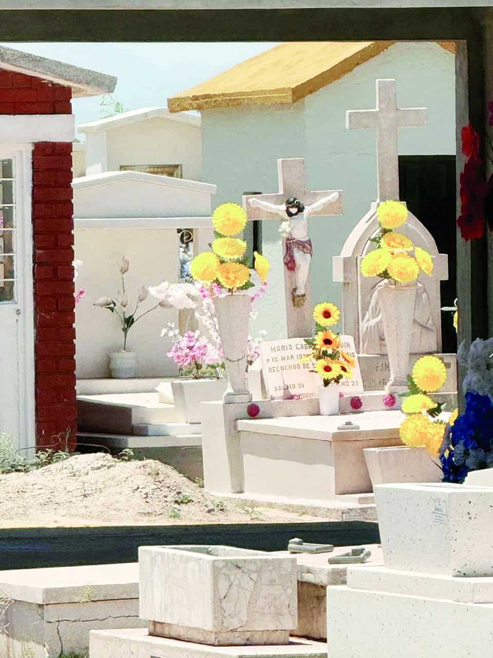 Annabelle Castillo recuerda a su madre en el Pante&oacute;n Guadalupe de Monclova