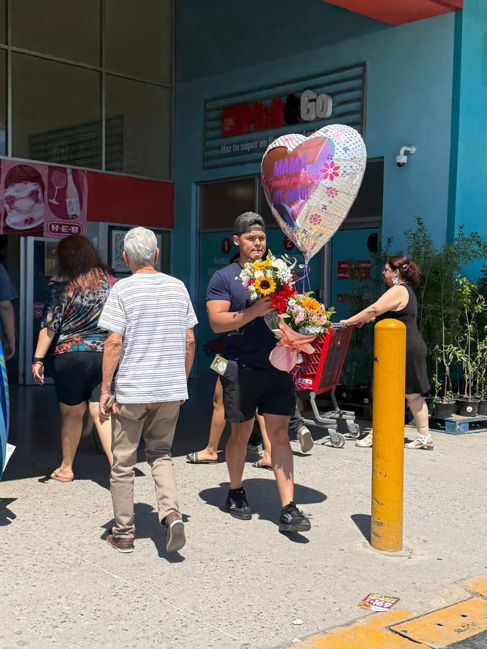 Abarrotan comercios para celebrar a mam&aacute;