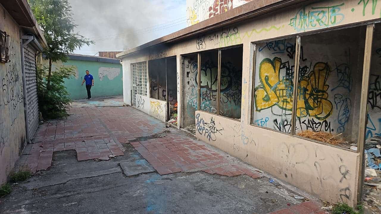 Bomberos y Protecci&oacute;n Civil atienden incendio en Monclova