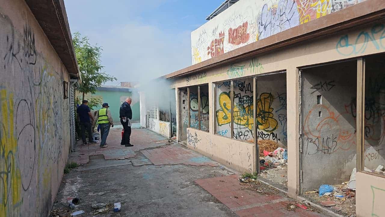 Bomberos y Protecci&oacute;n Civil atienden incendio en Monclova