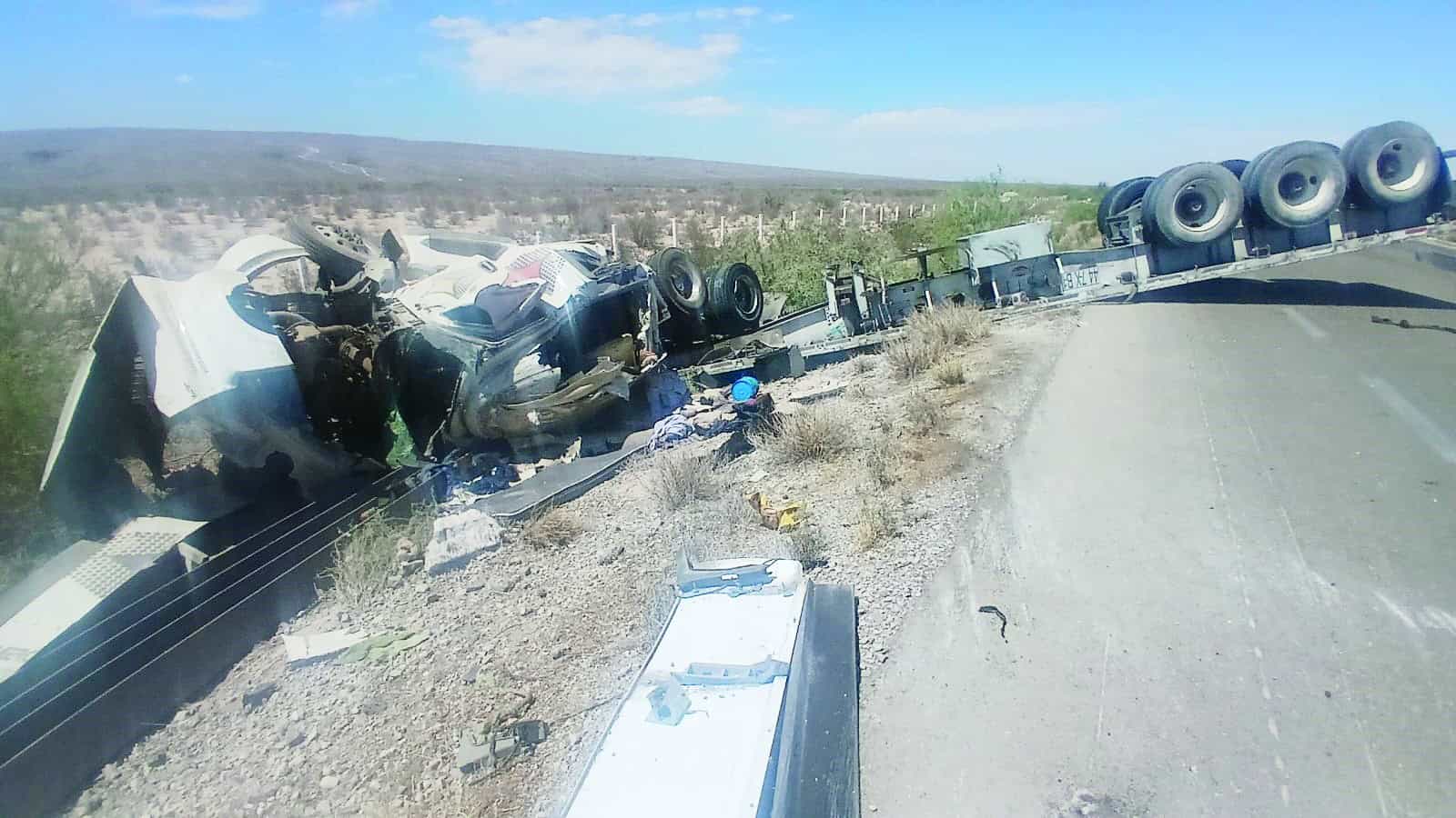 Se salva Trailero en Volcadura