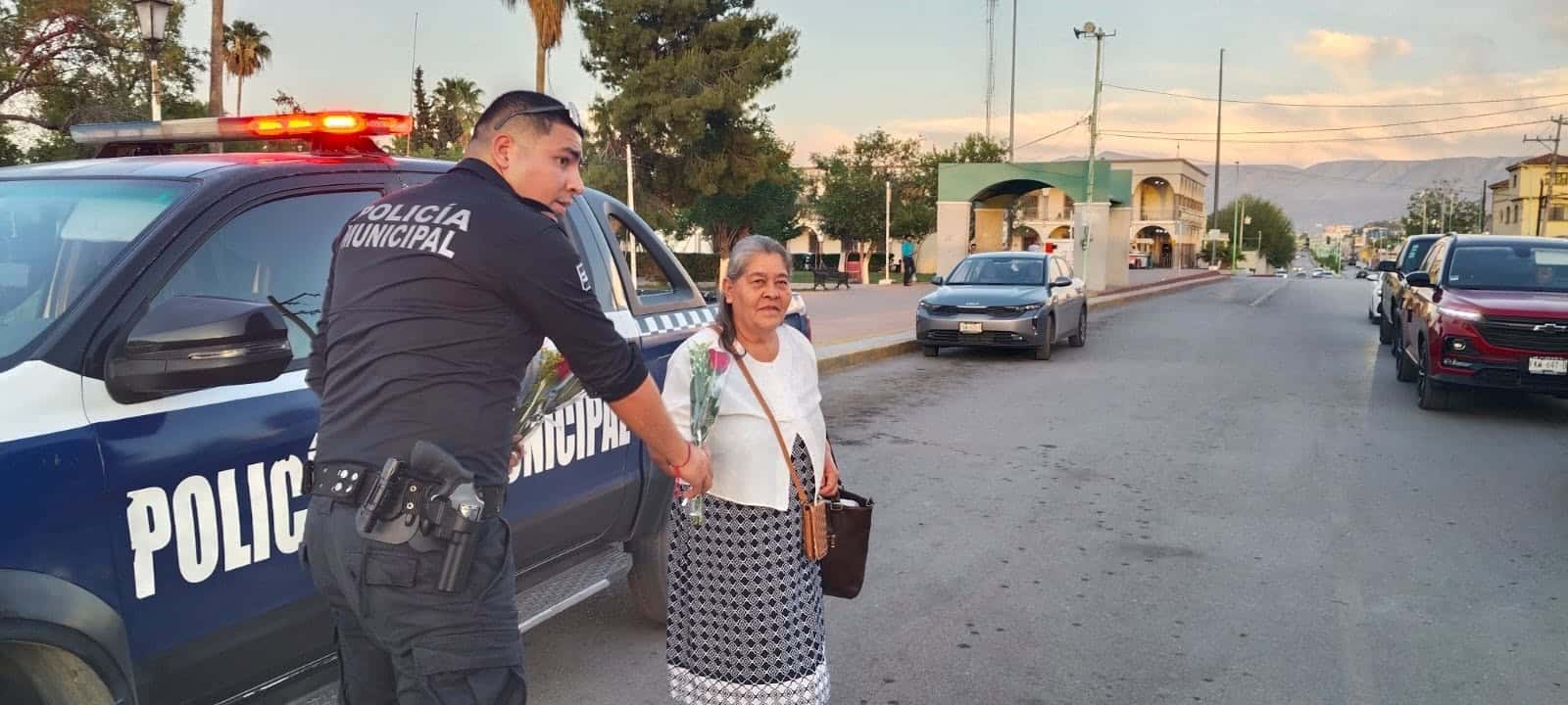 Gabriel V&aacute;zquez entrega rosas a madres en Frontera por su d&iacute;a