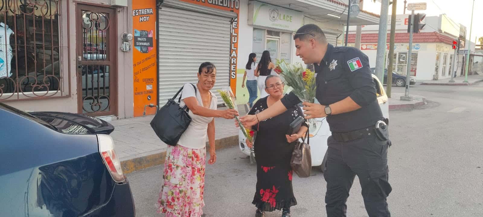 Gabriel V&aacute;zquez entrega rosas a madres en Frontera por su d&iacute;a