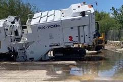 Maquinaria del “tren de la pavimentación” queda atrapada en hundimiento en Piedras Negras