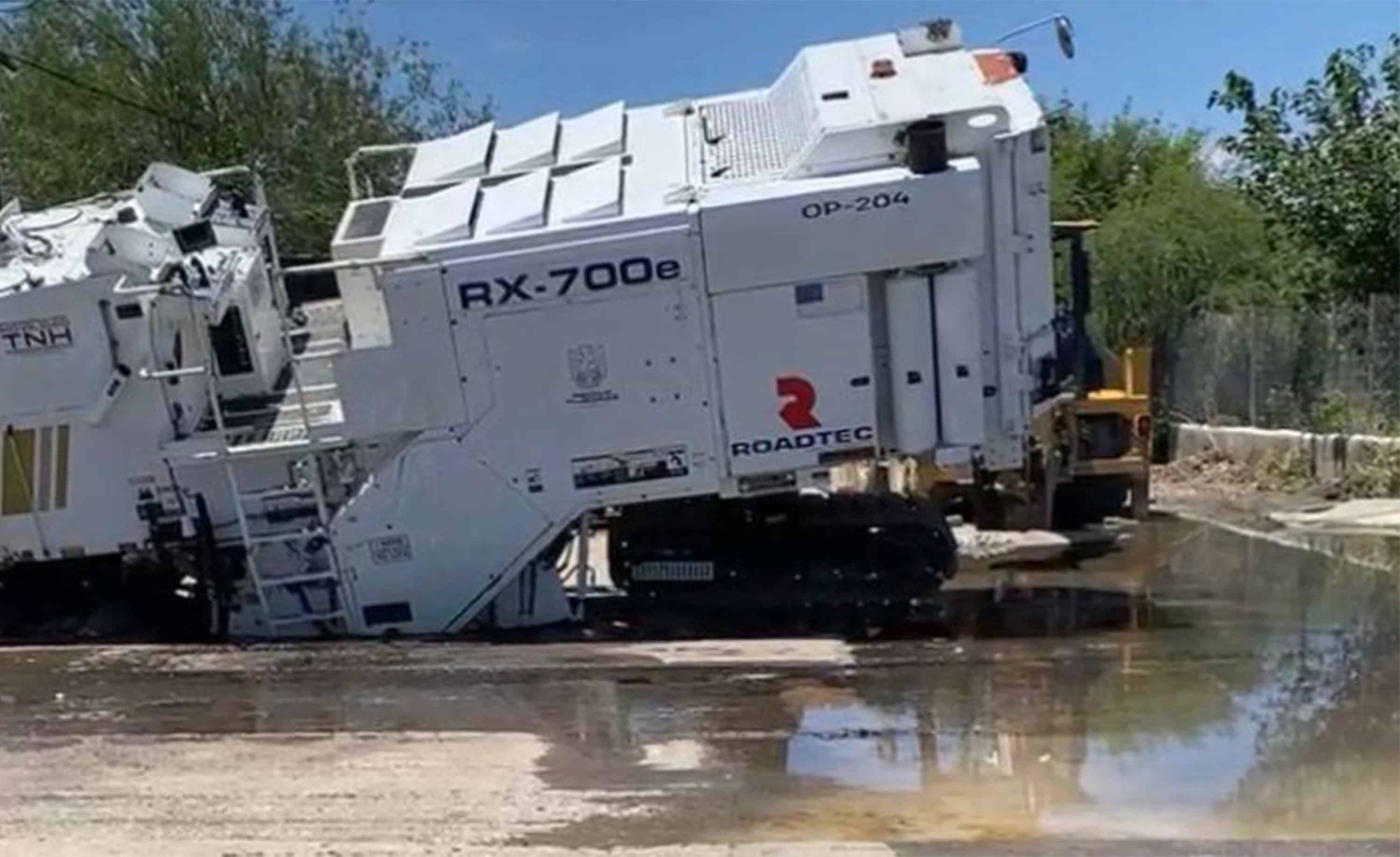 Maquinaria del "tren de la pavimentaci&oacute;n" queda atrapada en hundimiento en Piedras Negras