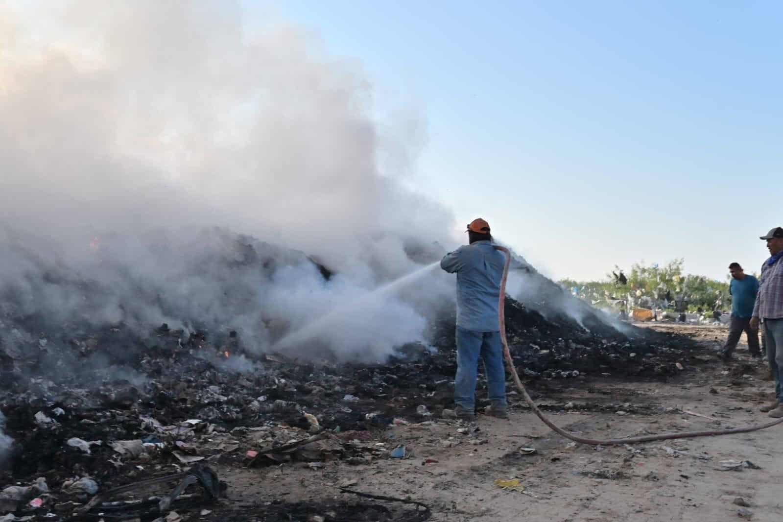 Contin&uacute;an labores para sofocar incendio en relleno sanitario