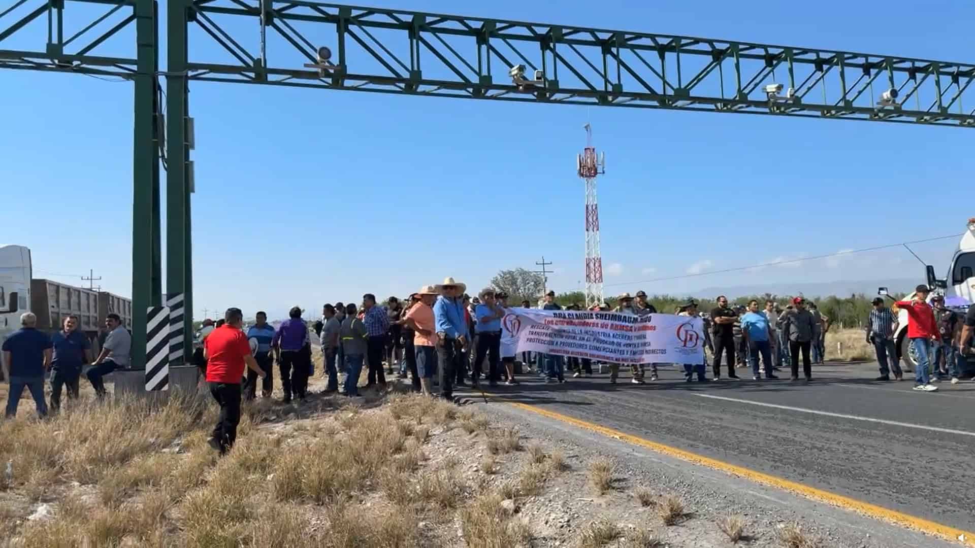 Bloqueo de ex obreros de AHMSA afecta econom&iacute;a en Monclova