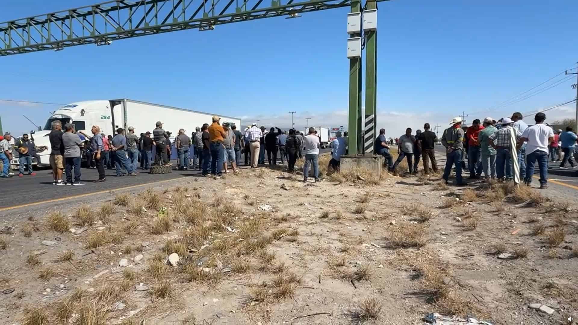 Bloqueo en carretera 57 perjudica a empresas y ciudadanos en Monclova