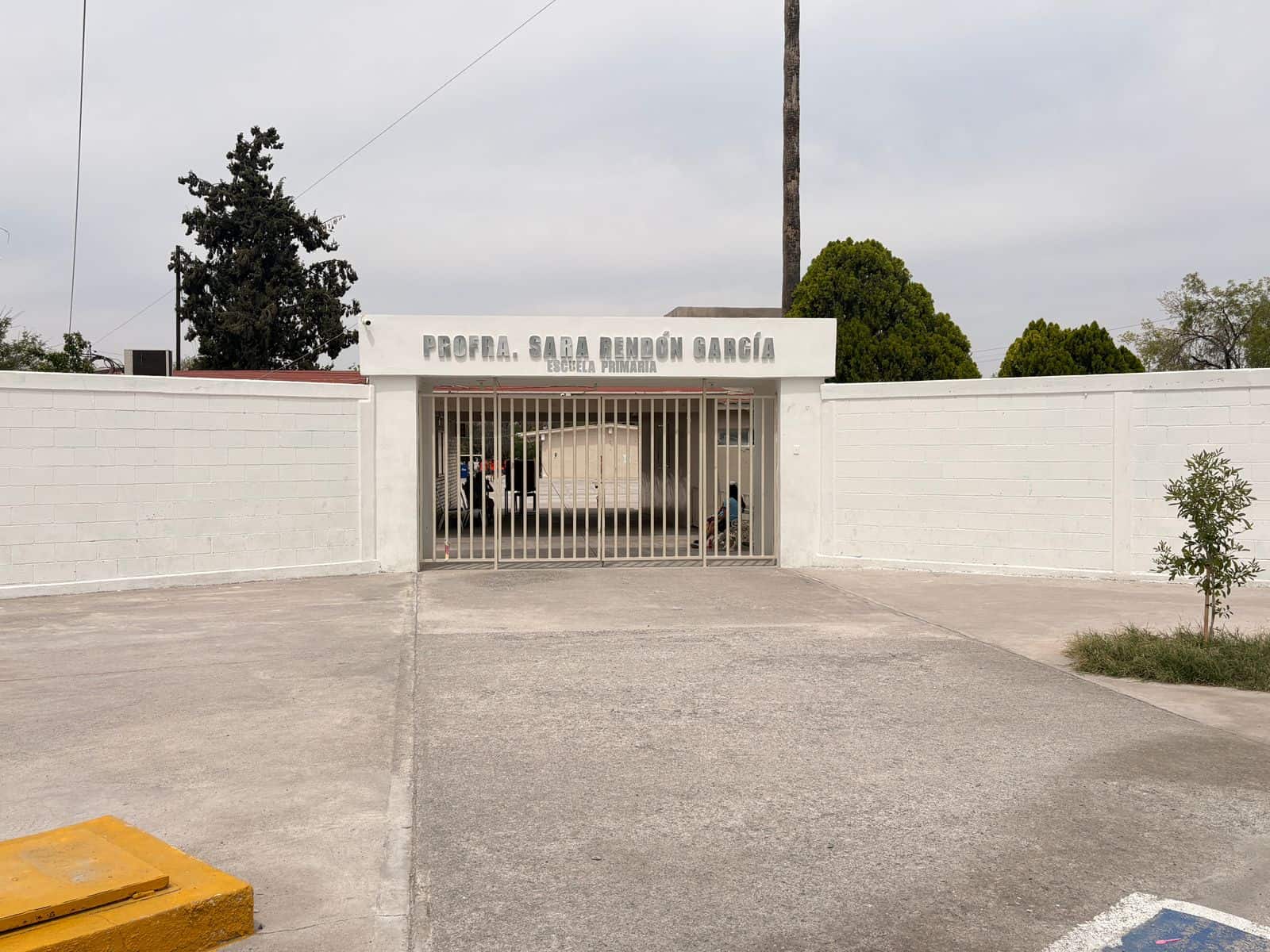 Padres exigen techo en primaria Sara Rend&oacute;n; acusan falta de apoyo de directora del turno vespertino