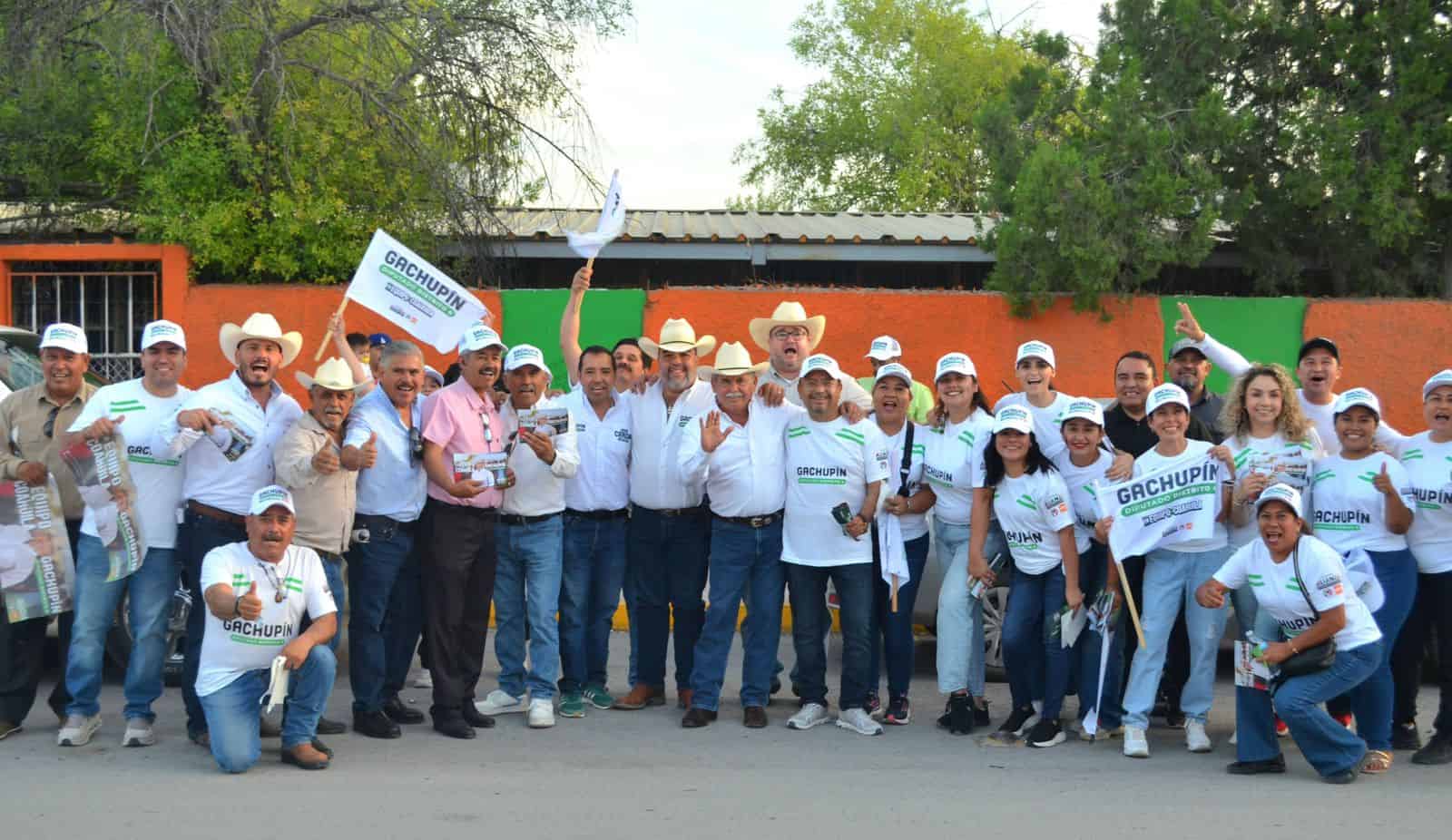 Gachupín refuerza  su cercanía con la gente en mega crucero en colonia Occidental