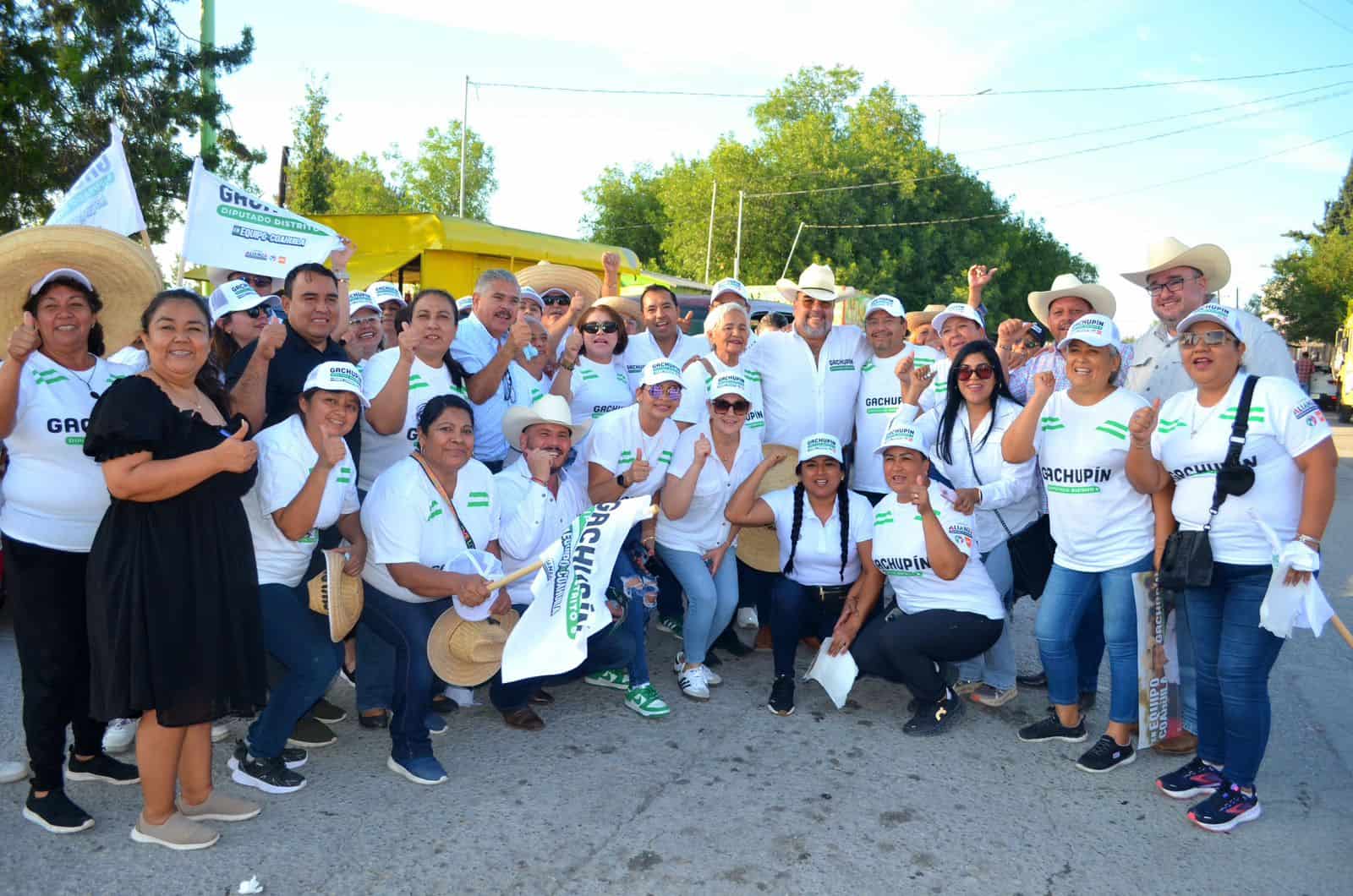 Gachupín refuerza  su cercanía con la gente en mega crucero en colonia Occidental