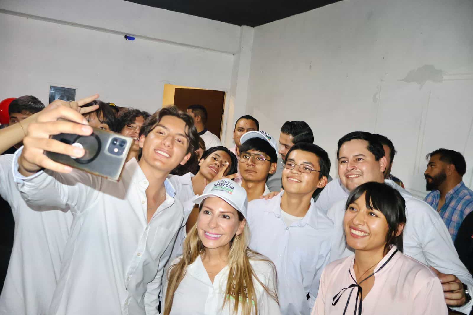 Cristy Amezcua presenta propuestas para j&oacute;venes en San Pedro