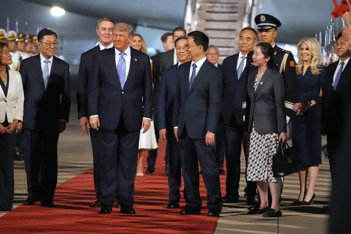 Trump llega a Pek&iacute;n acompa&ntilde;ado de Musk y l&iacute;deres tecnol&oacute;gicos para negociar apertura china a la IA