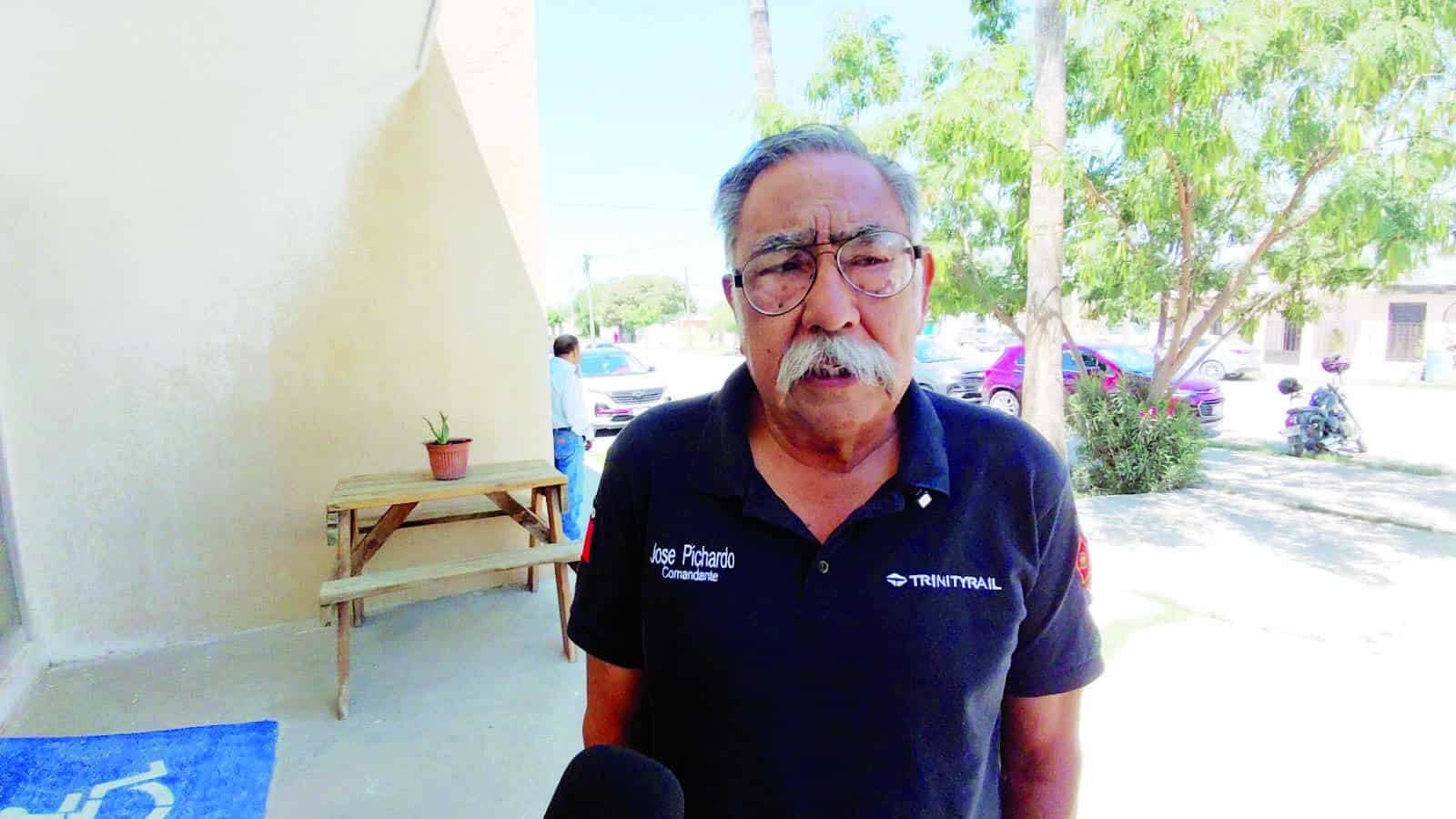 Jos&eacute; Pichardo capacita a bibliotecarios en Sabinas sobre emergencias