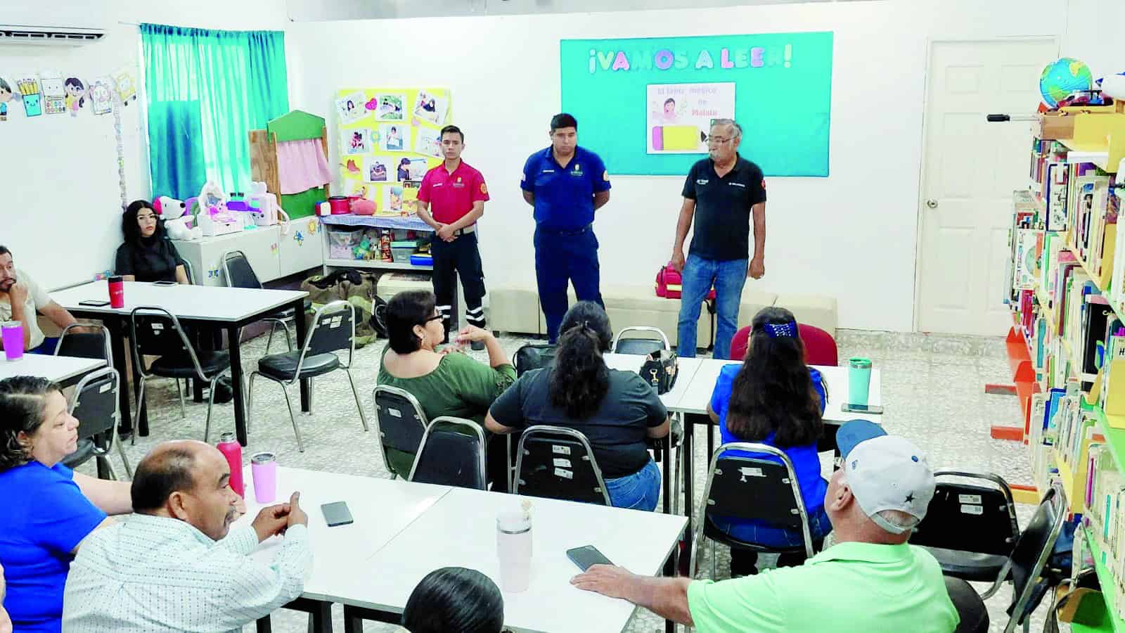 Jos&eacute; Pichardo capacita a bibliotecarios en Sabinas sobre emergencias