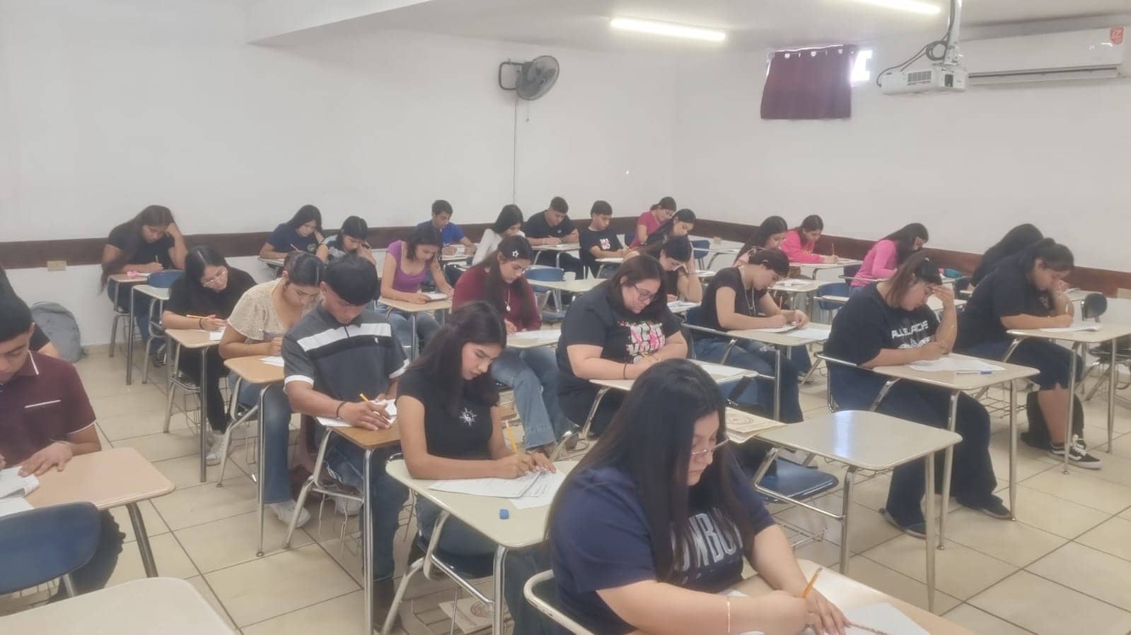 CBTIS 20: Eduardo Robles Mesta anuncia examen en l&iacute;nea para aspirantes