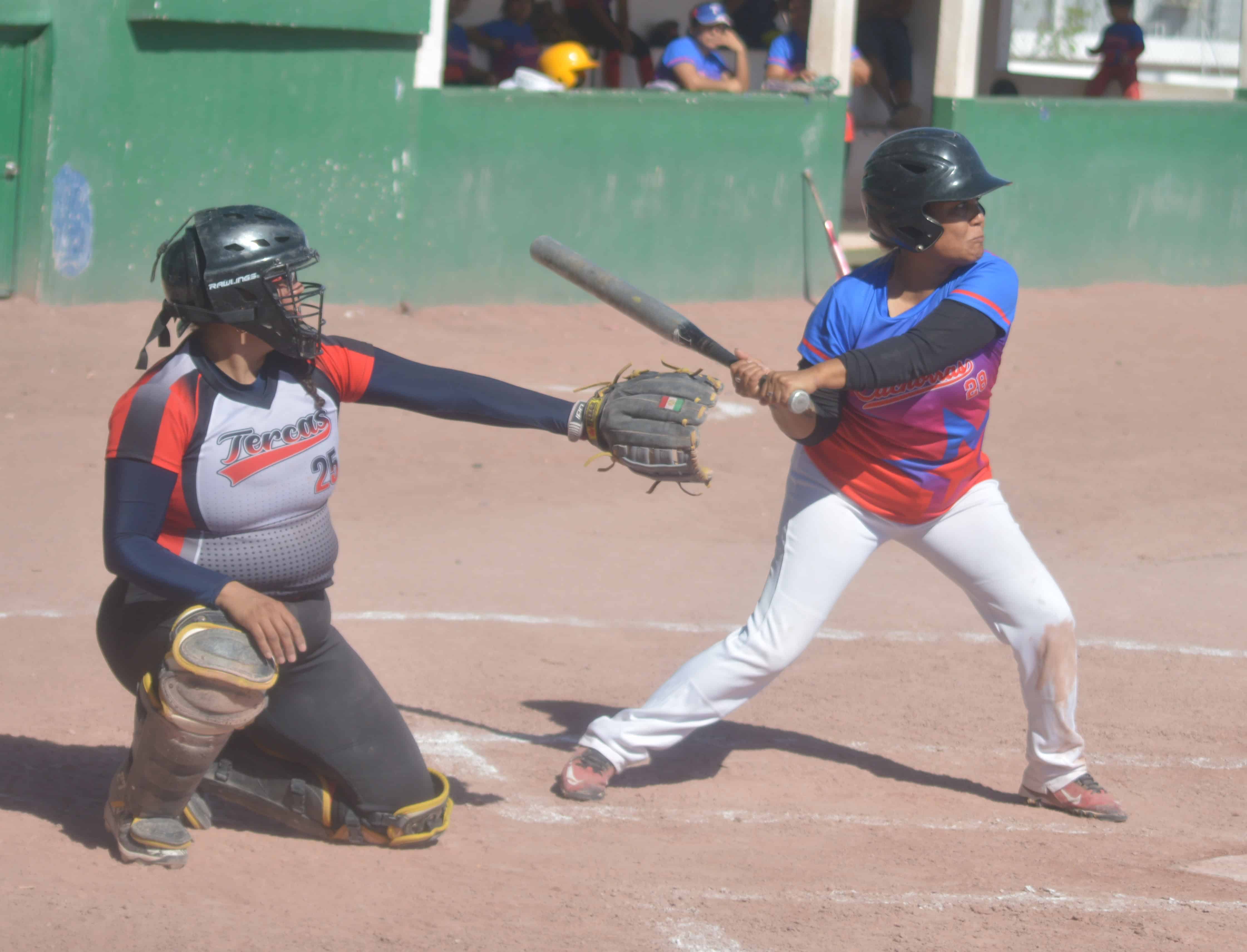 Cachorras apalea a Gladiadoras en softbol femenino: 18-3
