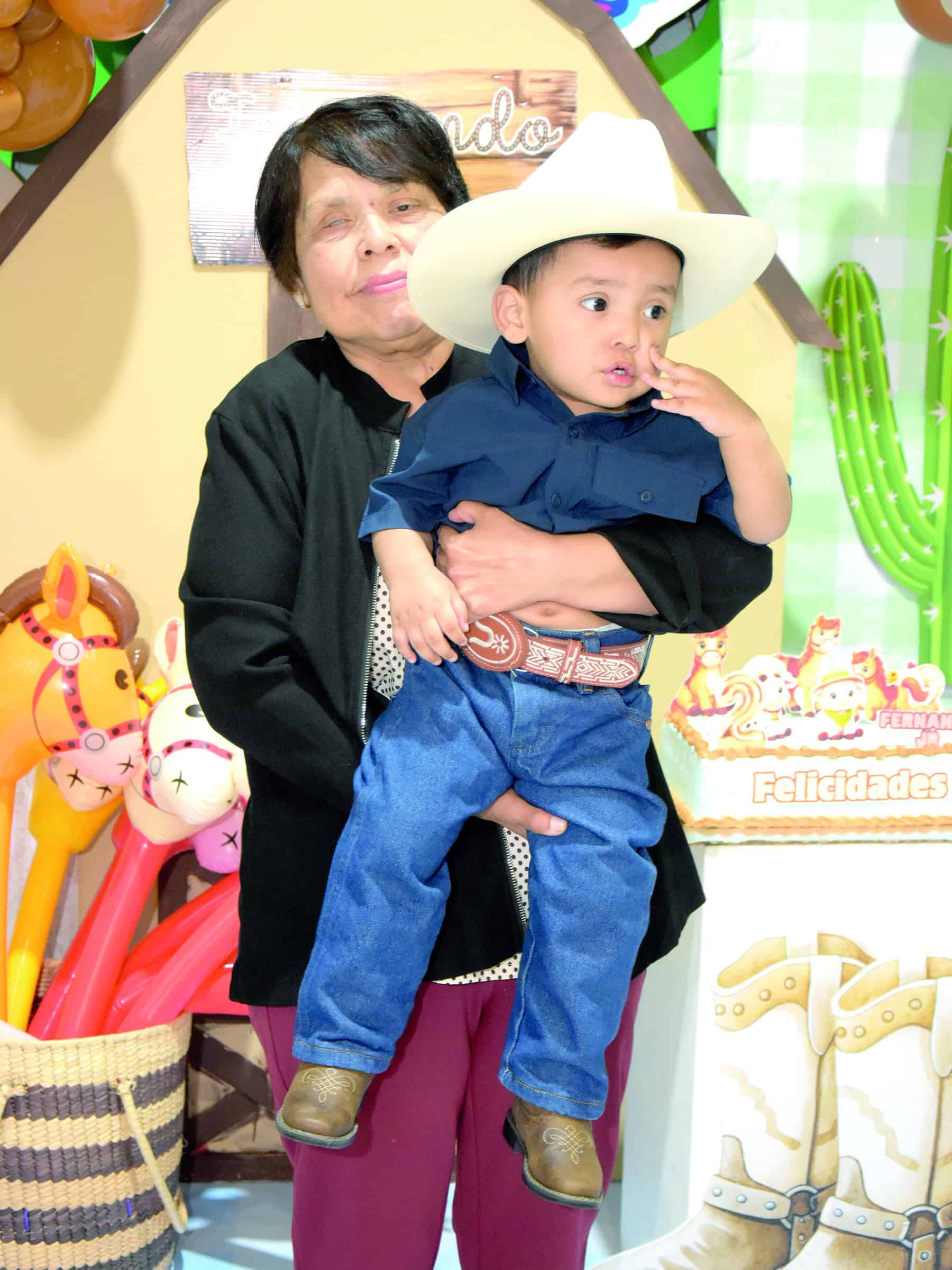 Fernandito Aguirre celebra su cumplea&ntilde;os vaquero en familia