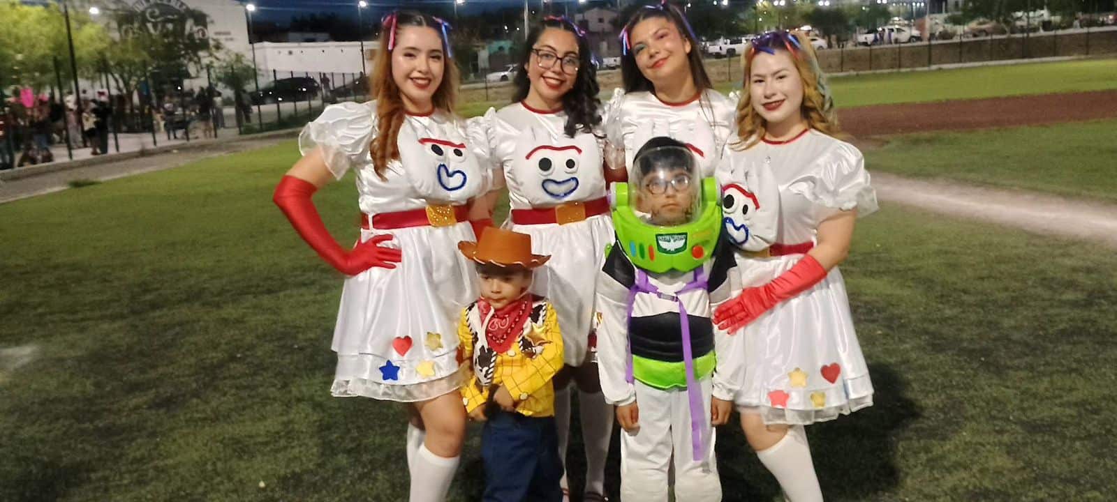 Alumnos de la Esc. Normal de SJS brillan con musical de Toy Story