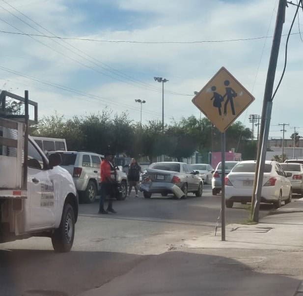 Mujer causa choque en Monclova: da&ntilde;os materiales severos