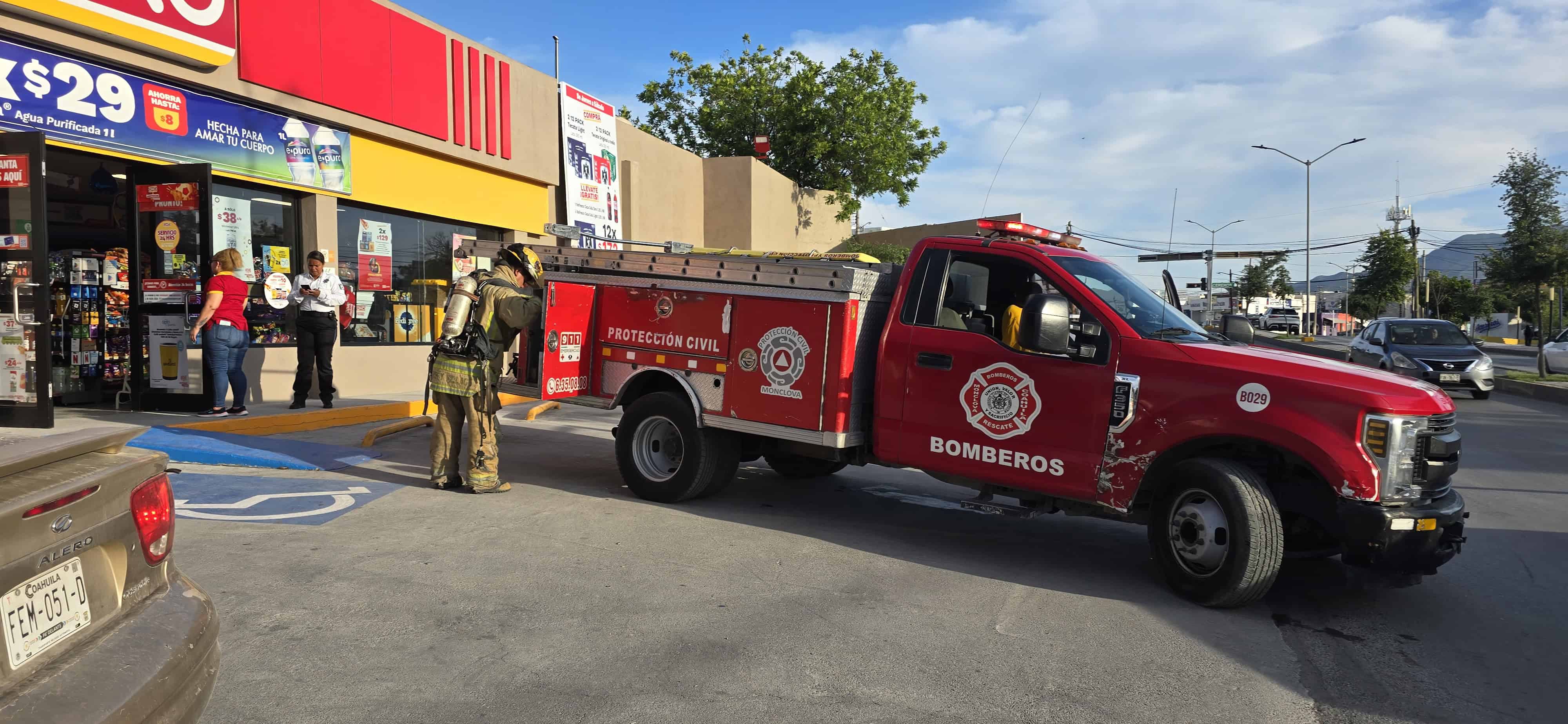 Corto circuito provoca incendio en tienda de conveniencia en Monclova