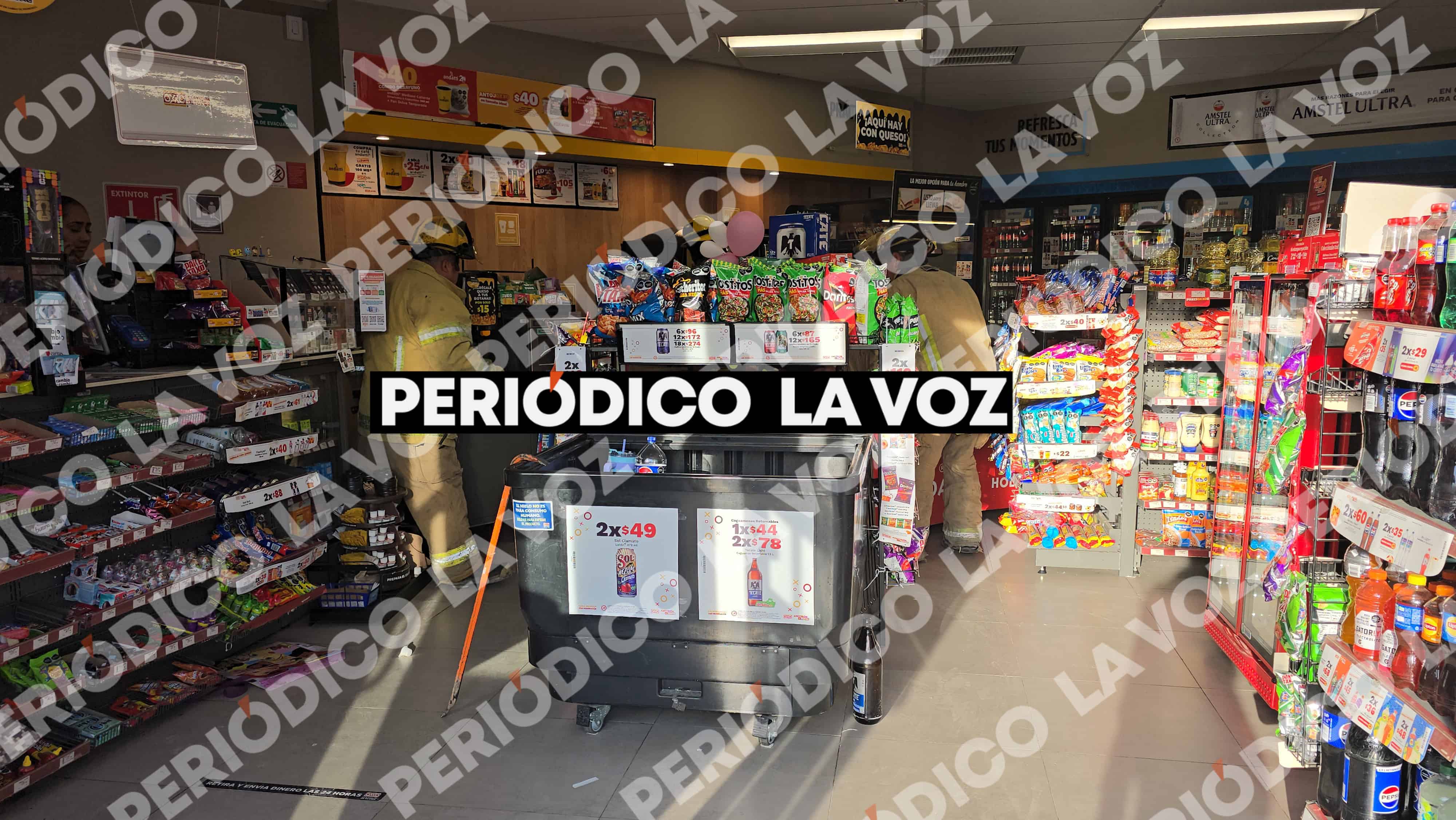 Corto circuito provoca incendio en tienda de conveniencia en Monclova