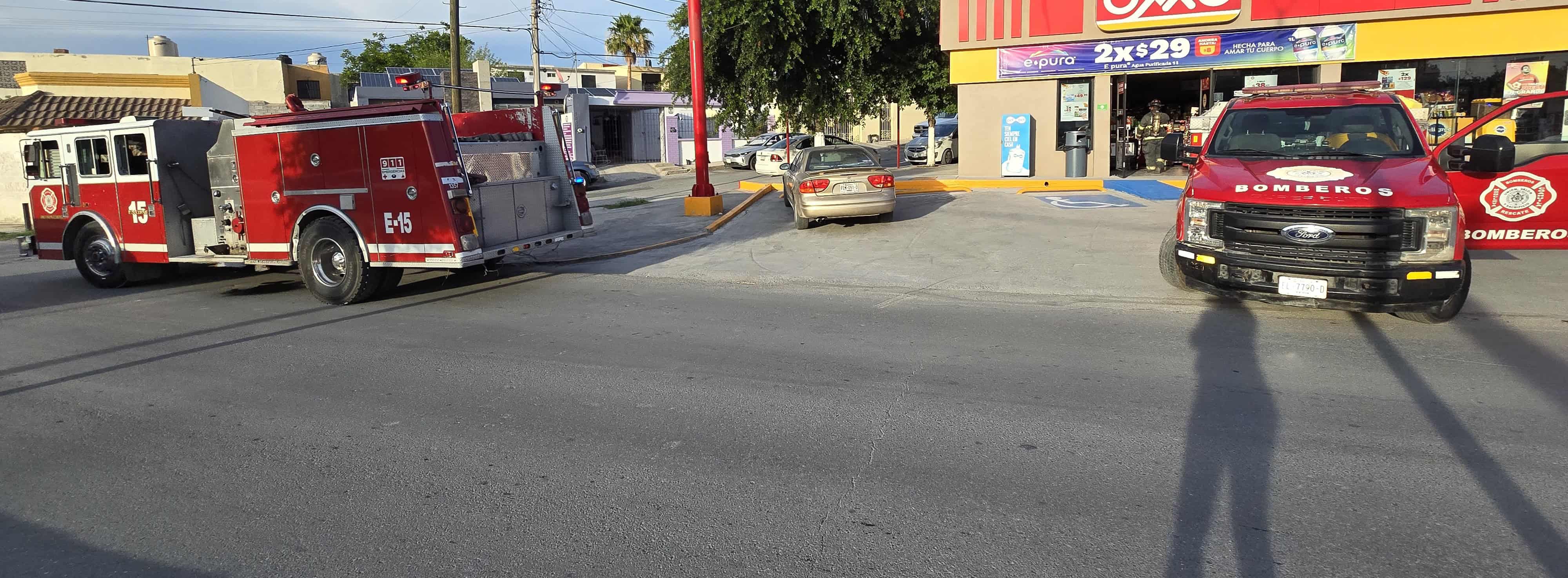 Corto circuito provoca incendio en tienda de conveniencia en Monclova