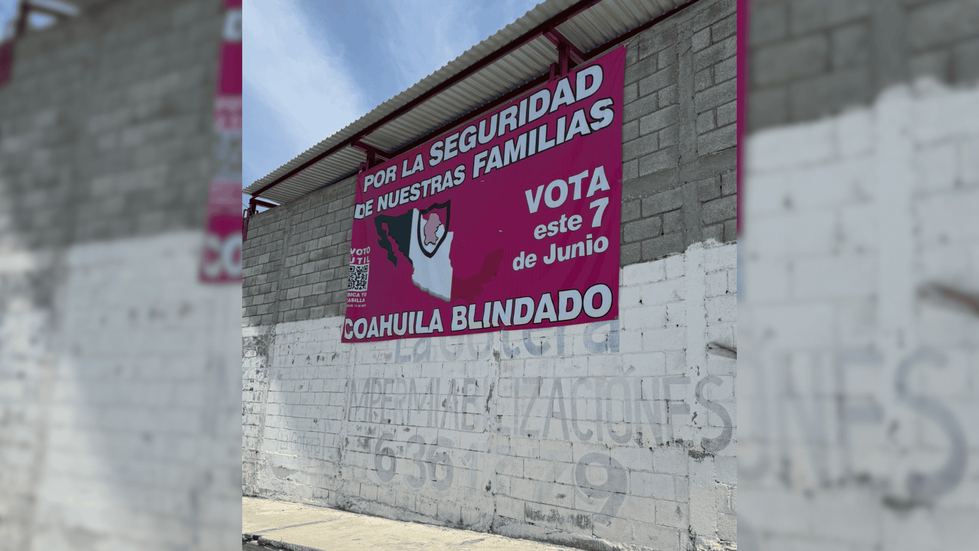INE se deslinda de lonas con c&oacute;digos QR colocadas cerca de casillas en Coahuila