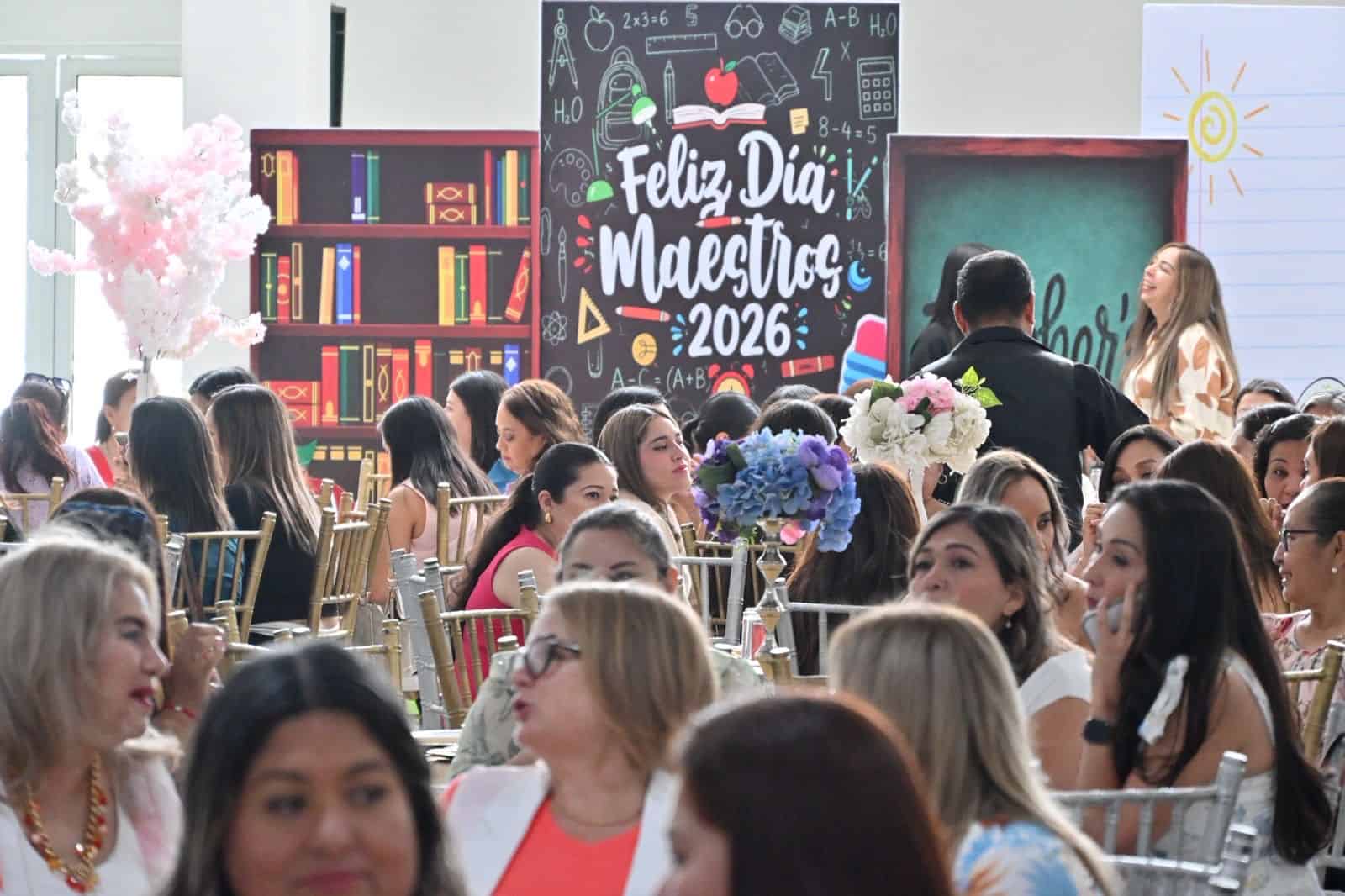 Javier Flores Rodr&iacute;guez reconoce a maestros en San Buenaventura