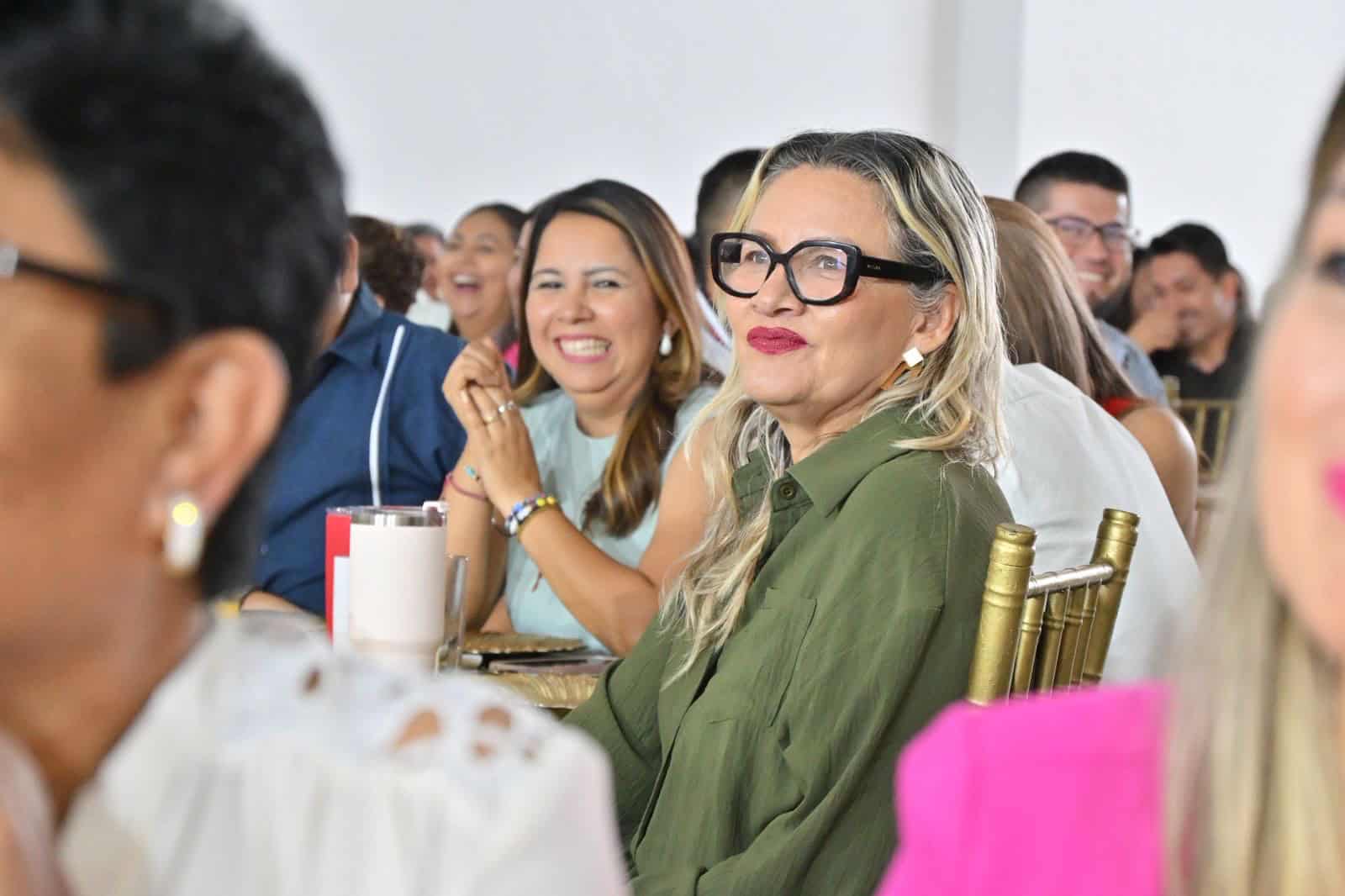 Javier Flores Rodr&iacute;guez reconoce a maestros en San Buenaventura