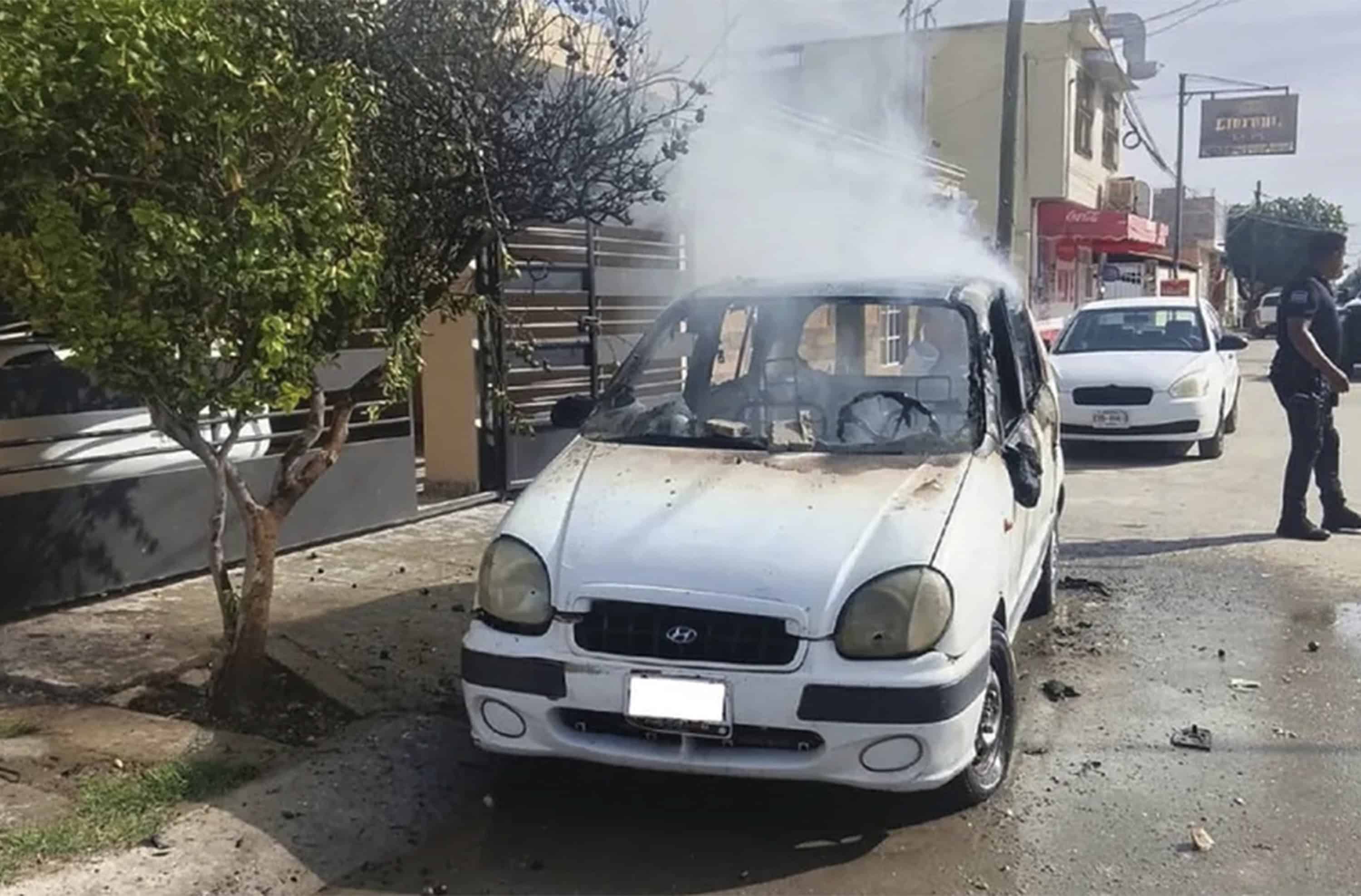 Hombre incendio veh&iacute;culo y amenaza con lanzarse en Torre&oacute;n