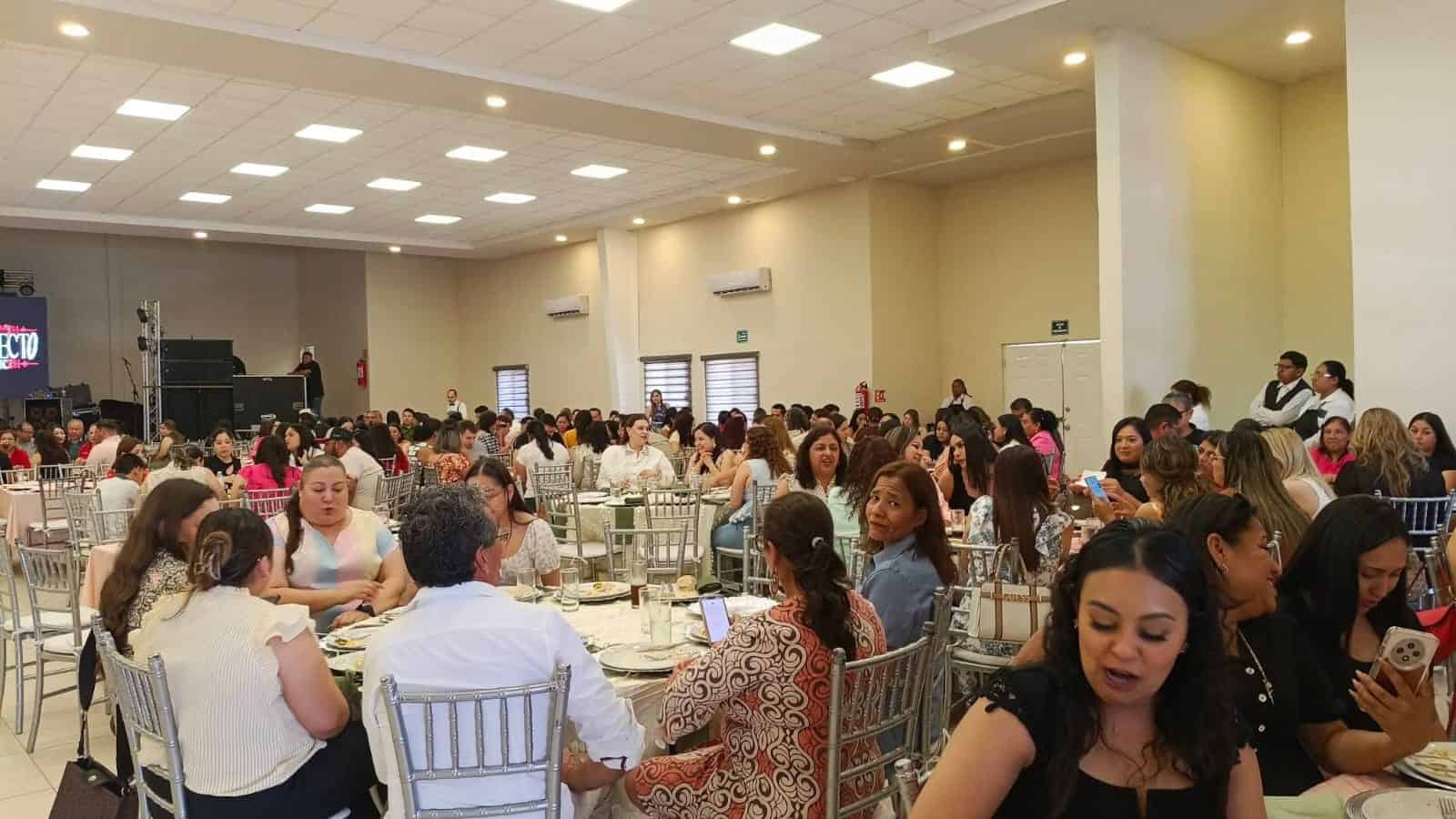 Maestros de Nava celebran su d&iacute;a con m&uacute;sica, rifas y reconocimiento a su labor educativa