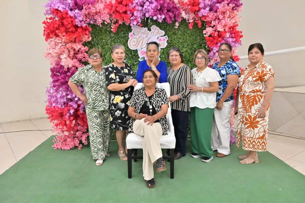 Adultos mayores celebran el D&iacute;a de las Madres con m&uacute;sica y alegr&iacute;a en Nava