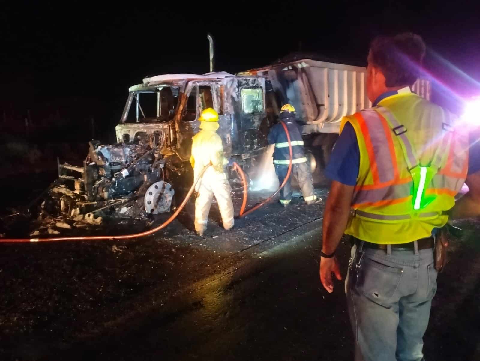 Controlan incendio de tractocami&oacute;n cargado con carb&oacute;n en la Carretera 57