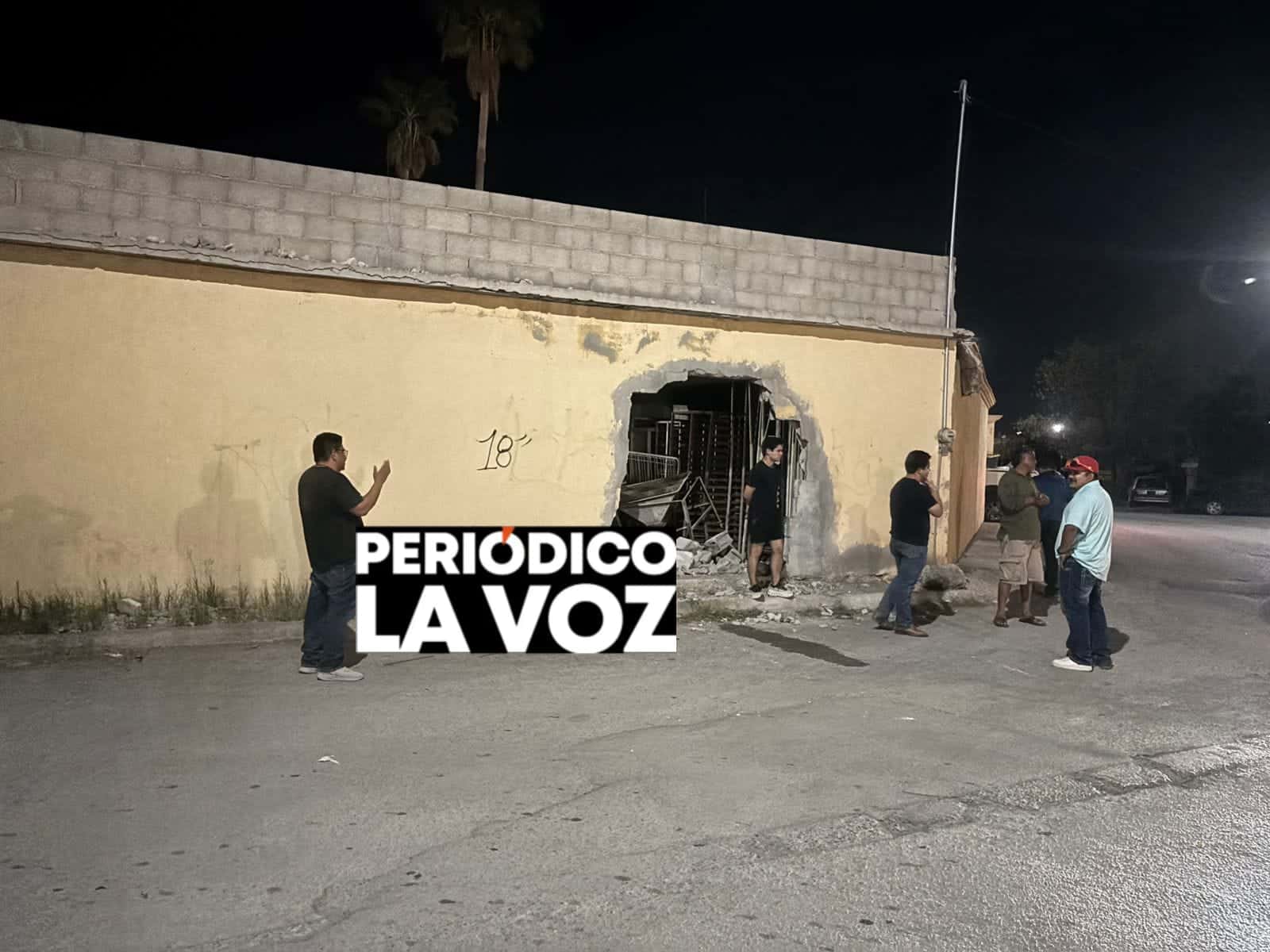 Conductor de la tercera edad choca contra casa en Frontera