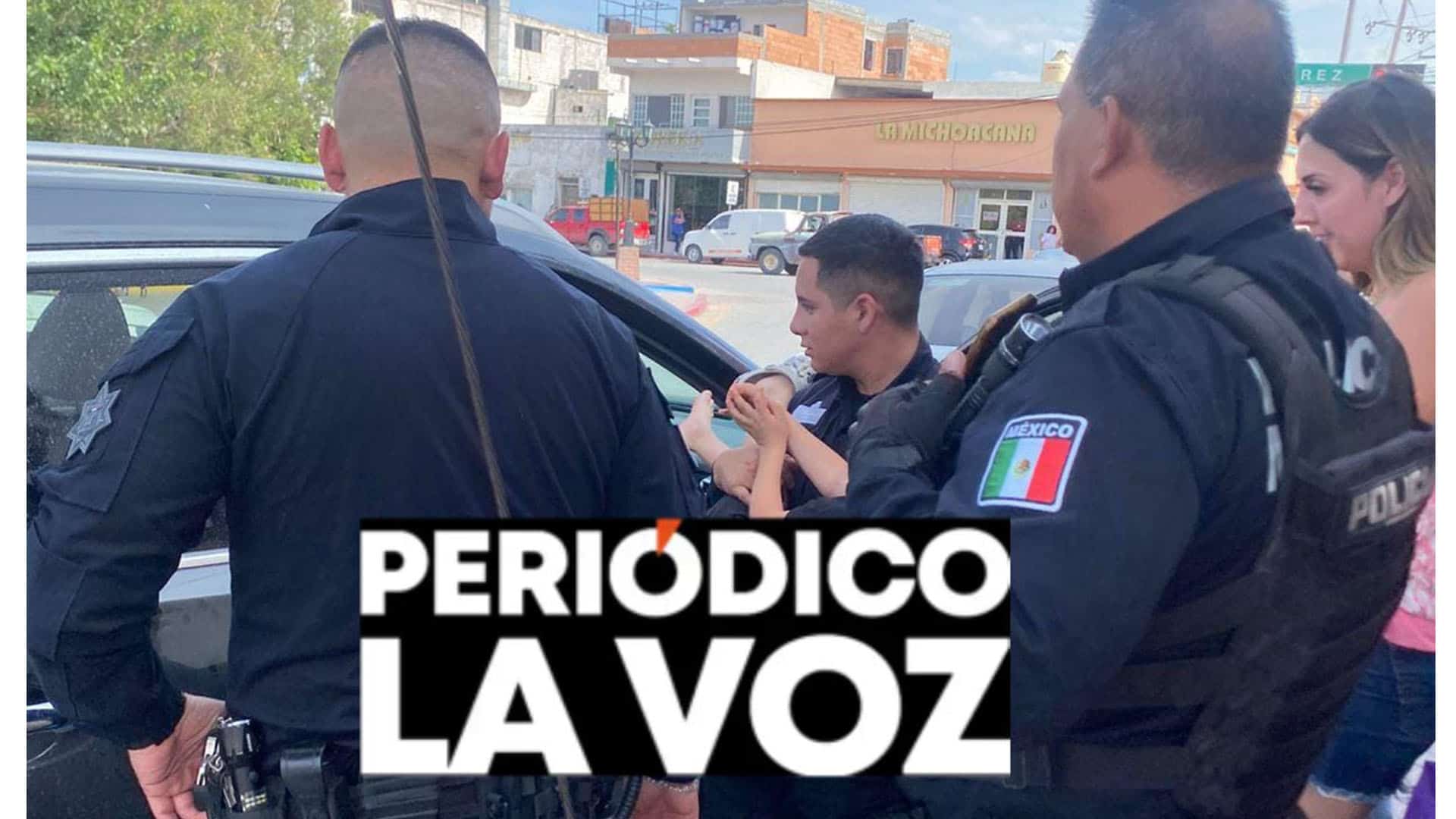 Rescatan polic&iacute;as a ni&ntilde;o  atrapado en camioneta