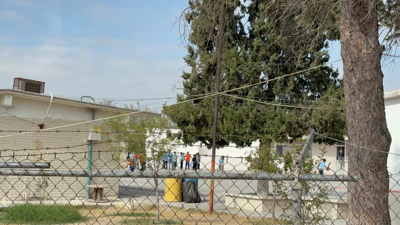 Padres de Frontera exigen techumbre a Ofelia Gonz&aacute;lez: conflicto en escuela