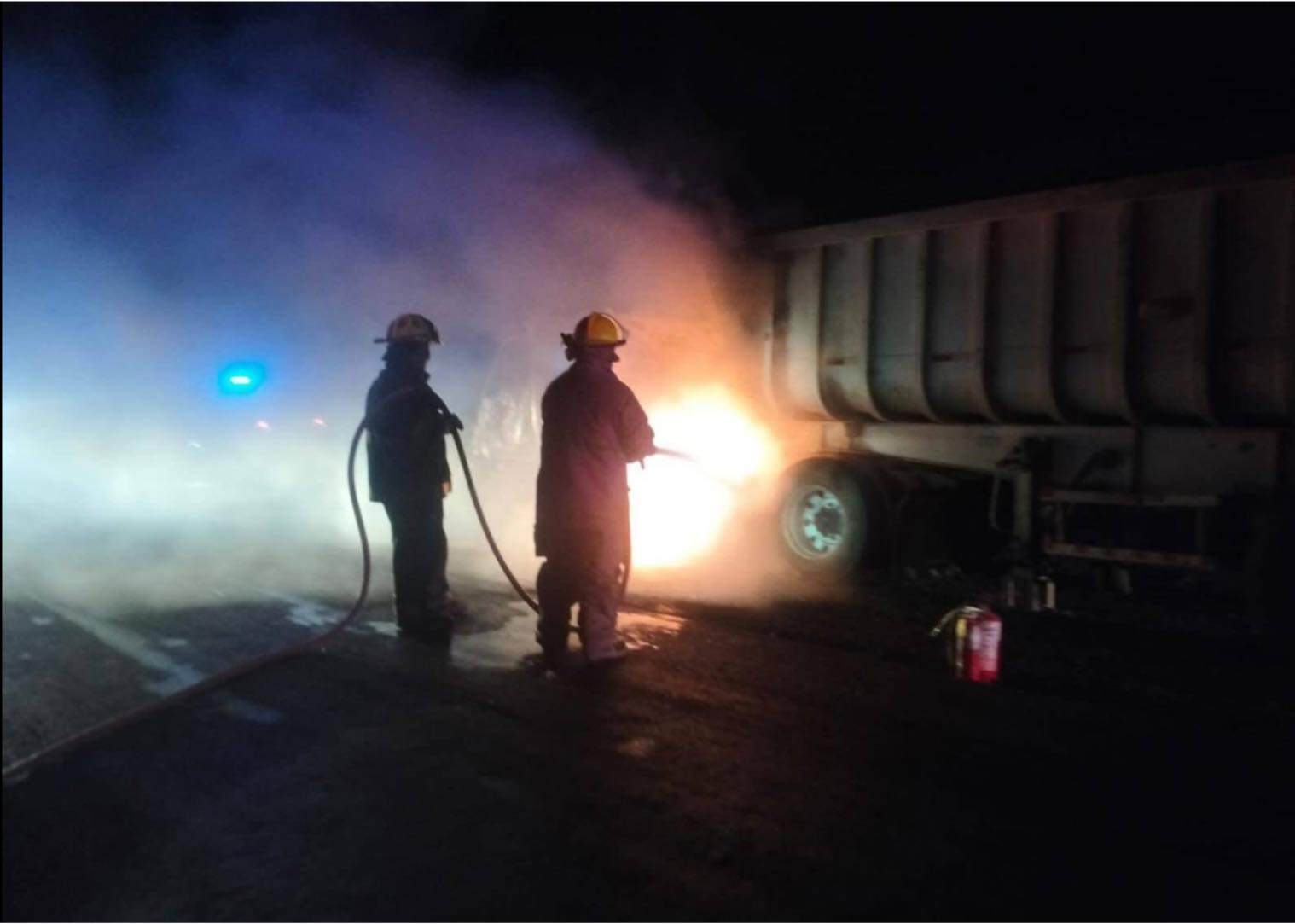 Incendio de tr&aacute;iler carbonero en Sabinas