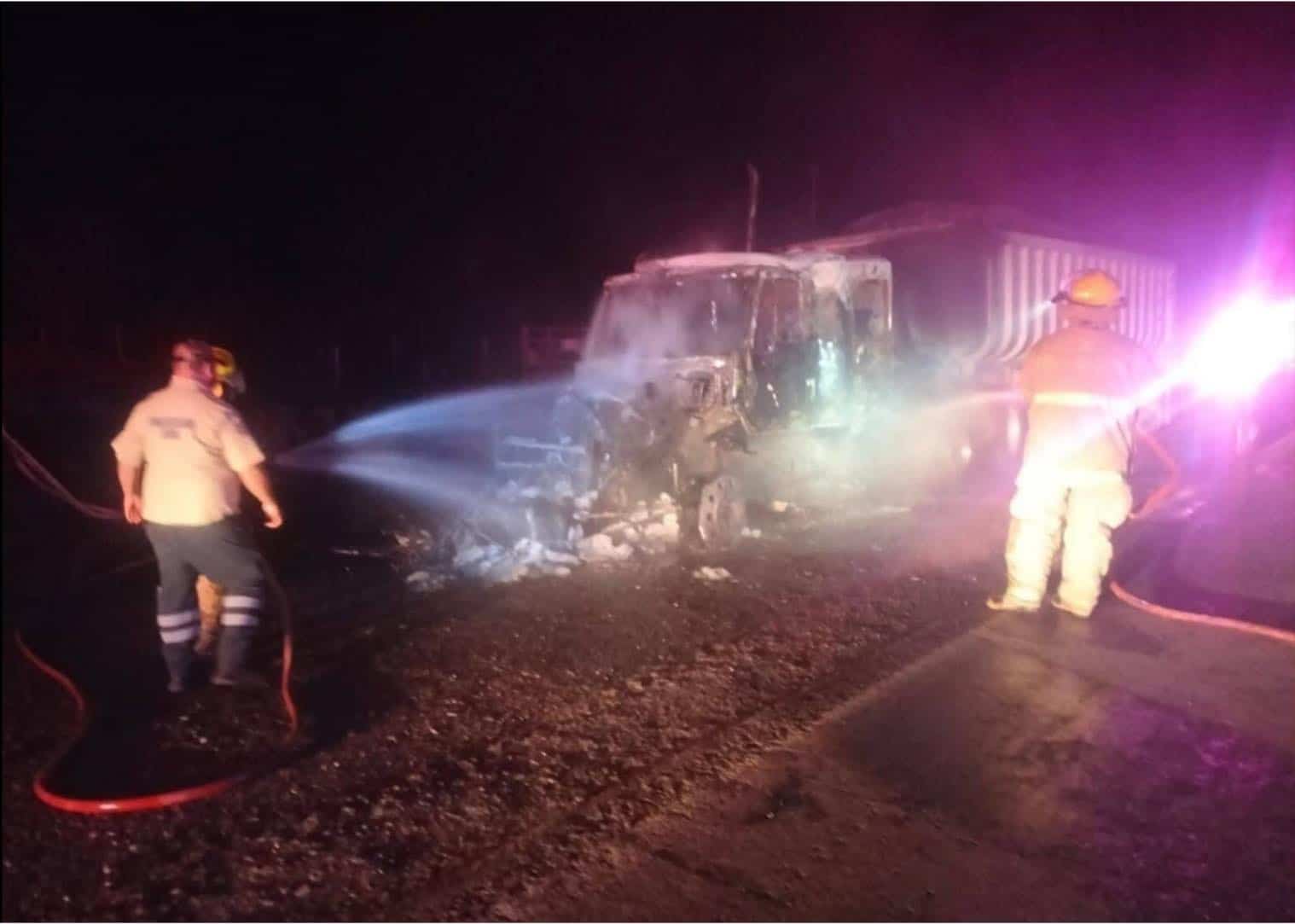 Incendio de tr&aacute;iler carbonero en Sabinas