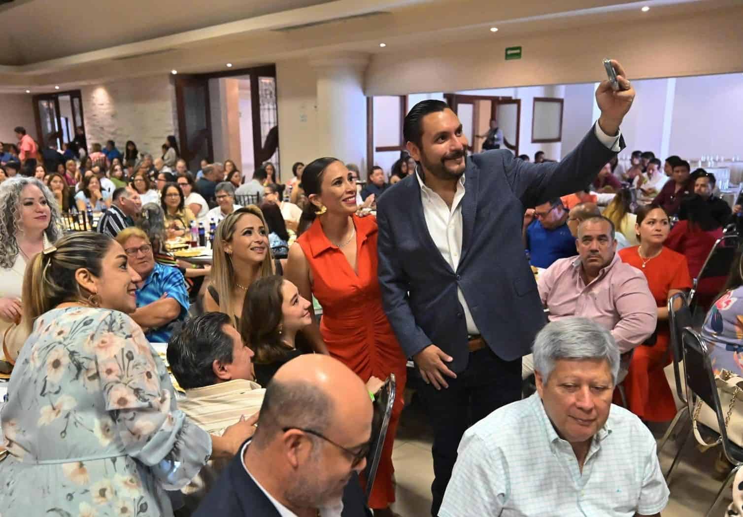 Ayuntamiento de Monclova reconoce a maestros en su d&iacute;a