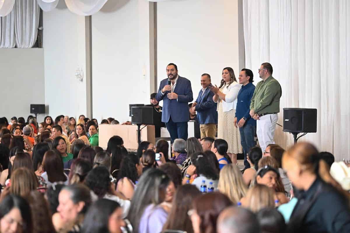 Ayuntamiento de Monclova reconoce a maestros en su d&iacute;a